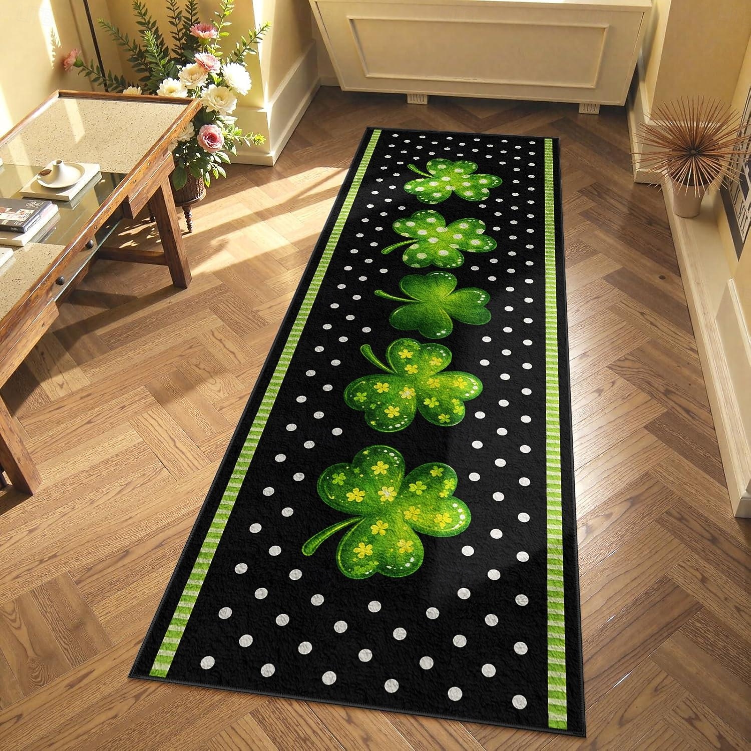 Tapete corredor para o Dia de São Patrício, fundo preto com trevos verdes e bolinhas, ideal para decorar corredores em clima festivo. de 2026 por $18.99 –P1
