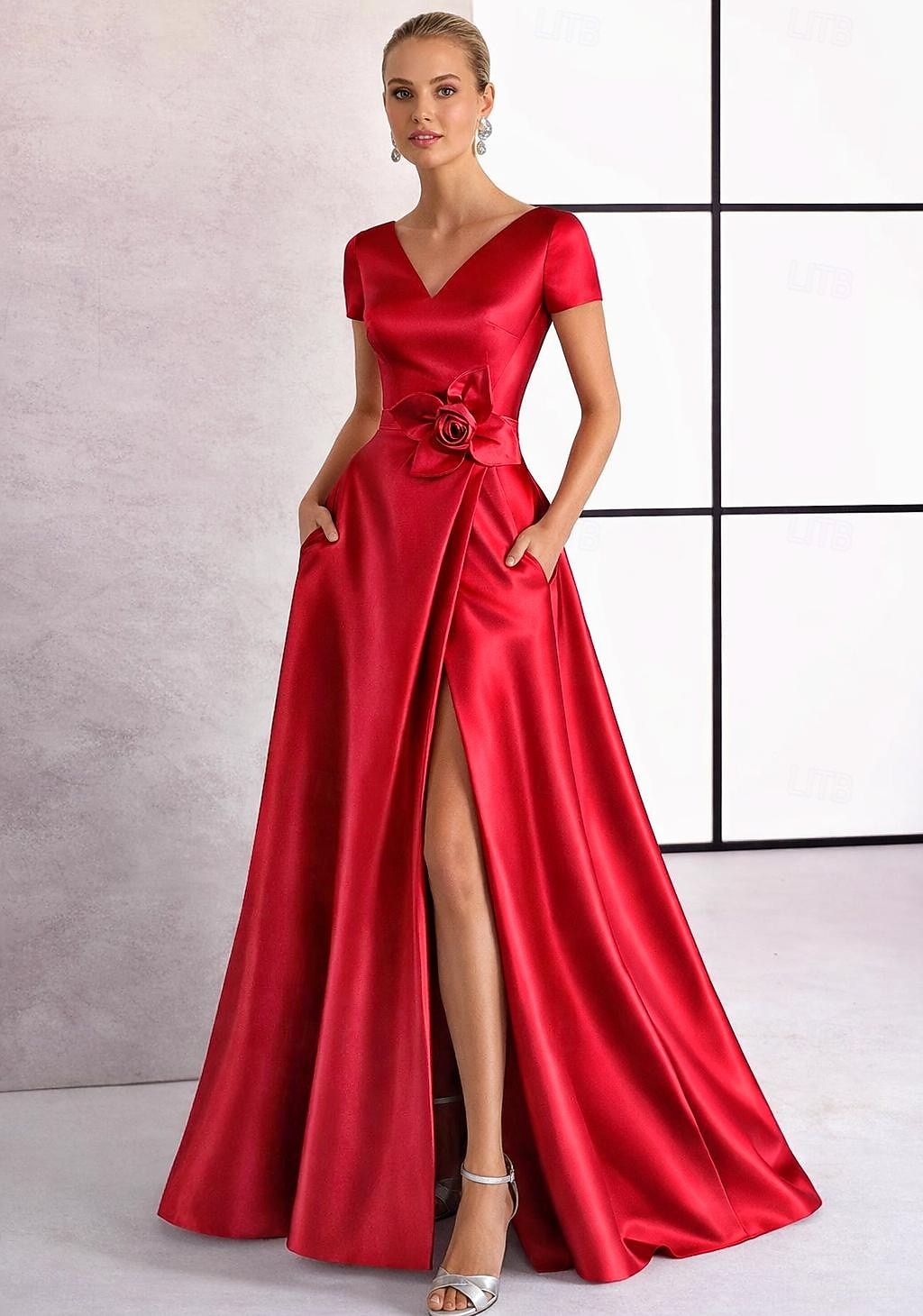 A-linje Golvlång Kvälls klänningar Elegant Den lilla svarta Hög split Kortärmad V-hals Bröllop Formell Ficka Satäng Djupt ringad rygg med Broderad blomma Veckad 2026 - $152.99 –P1