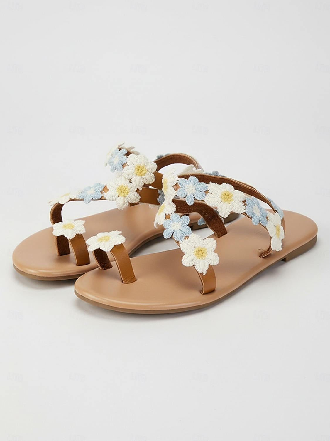 Dames bohemske blomstersandaler til stranden med bryllup - elegante, flate sandaler med tusenfrydpynt for bryllupsgjester, komfortable sommersko til brudefølget med sand &bryllup på reisemål 2026 - $18.99 –P4