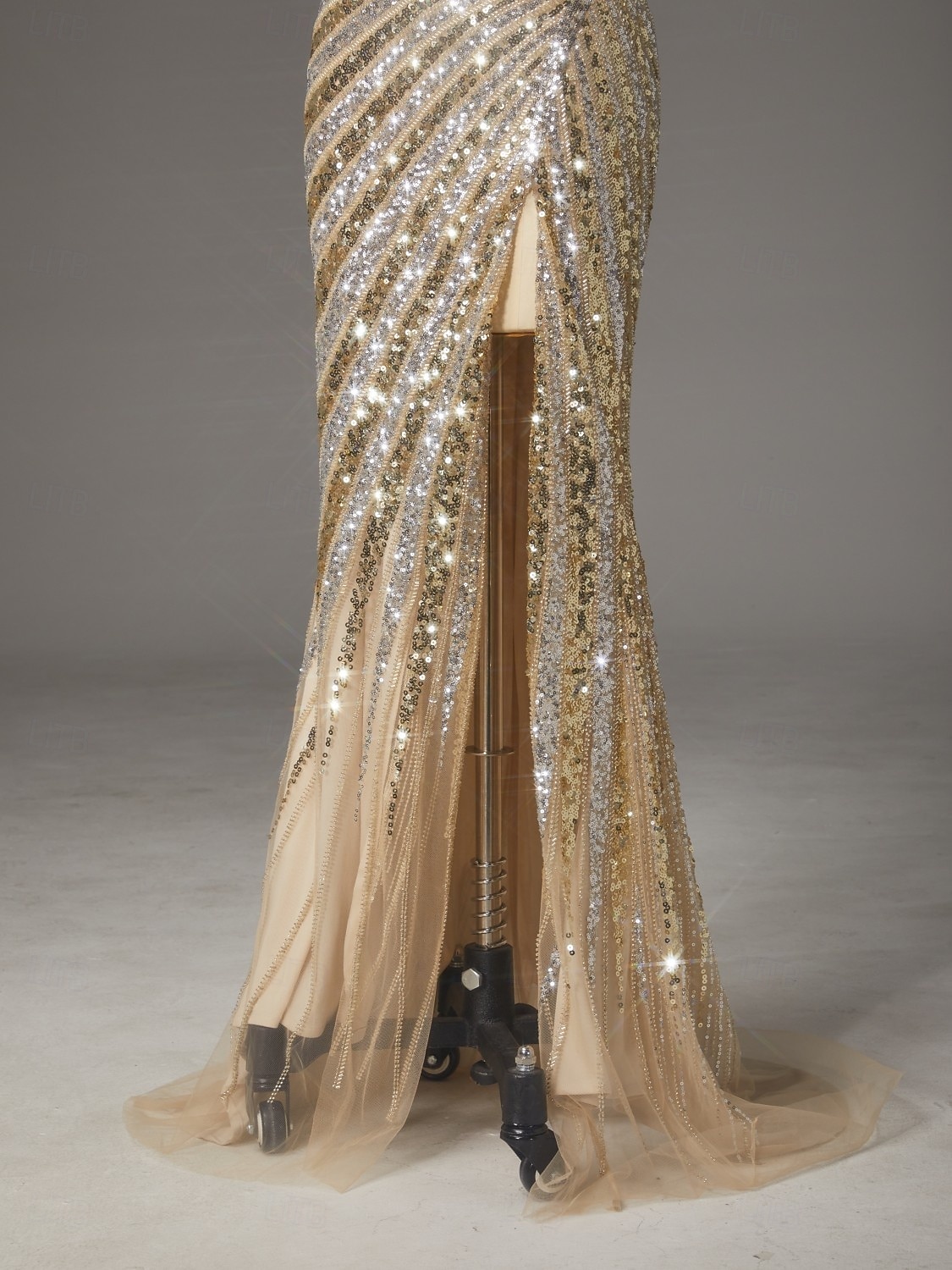 2026年 タイト／コラム スイープ／ブラシトレーン フロア丈 ウェディングゲストドレス フォーマルドレス イブニングガウン イブニングドレス エレガント きらびやかな セレブスタイル ノースリーブ Ｖネック パーティー 結婚式 バックレス ととも​​に グリッター素材 スパンコール スリット  コレクション – $241.99 –P20