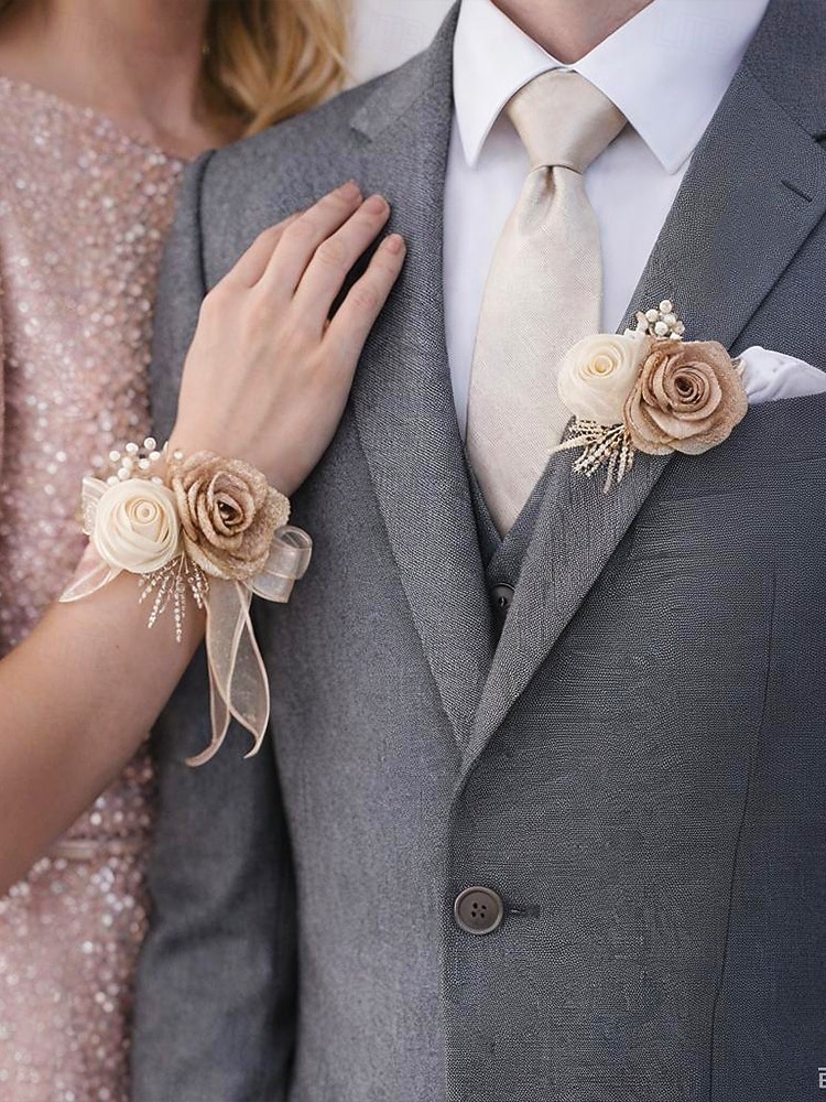 Conjunto de corsage feminino em poliéster para casamento, com flor de pulso para dama de honra em tons de champanhe e branco e boutonnière para padrinho, estilo elegante e romântico para cerimônias de casamento, noivado e eventos formais. de 2026 por $9.99 –P1