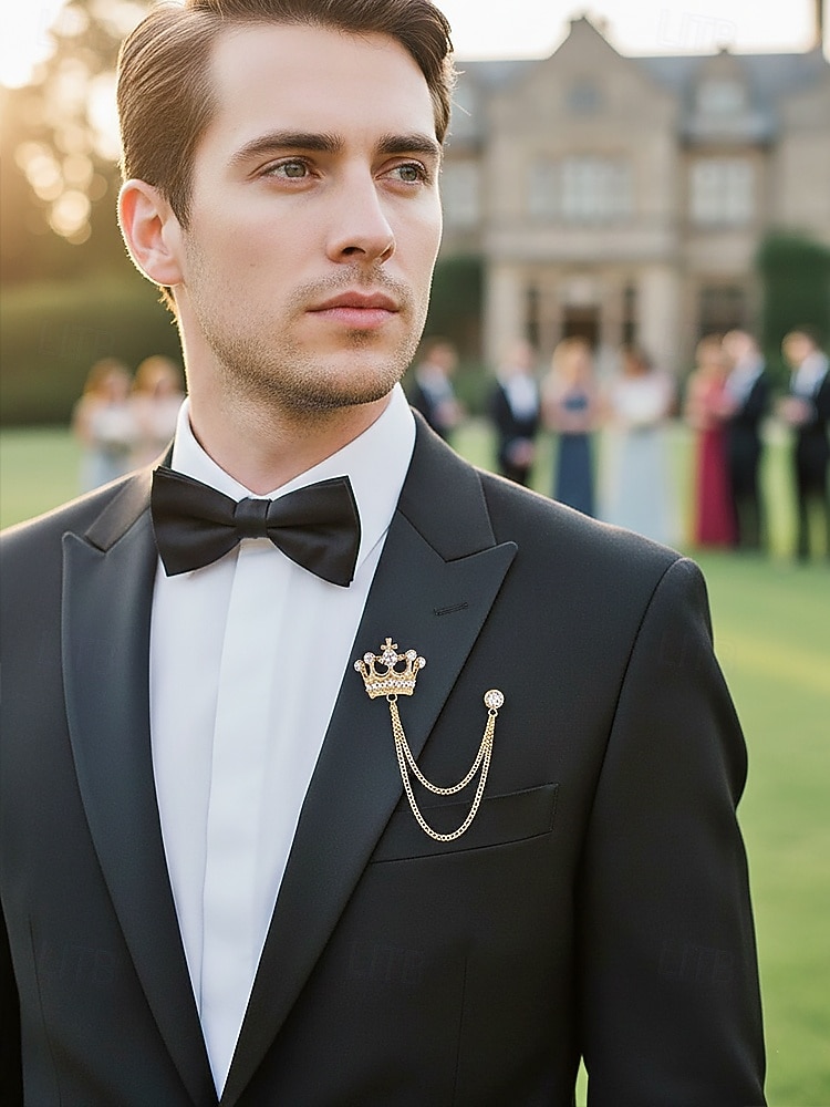 Pánská klopová brože s korunkou a řetízkem, materiál slitina, dostupné ve zlaté a stříbrné barvě, ideální pro svatby a večírky 2026 - $7.99 –P1