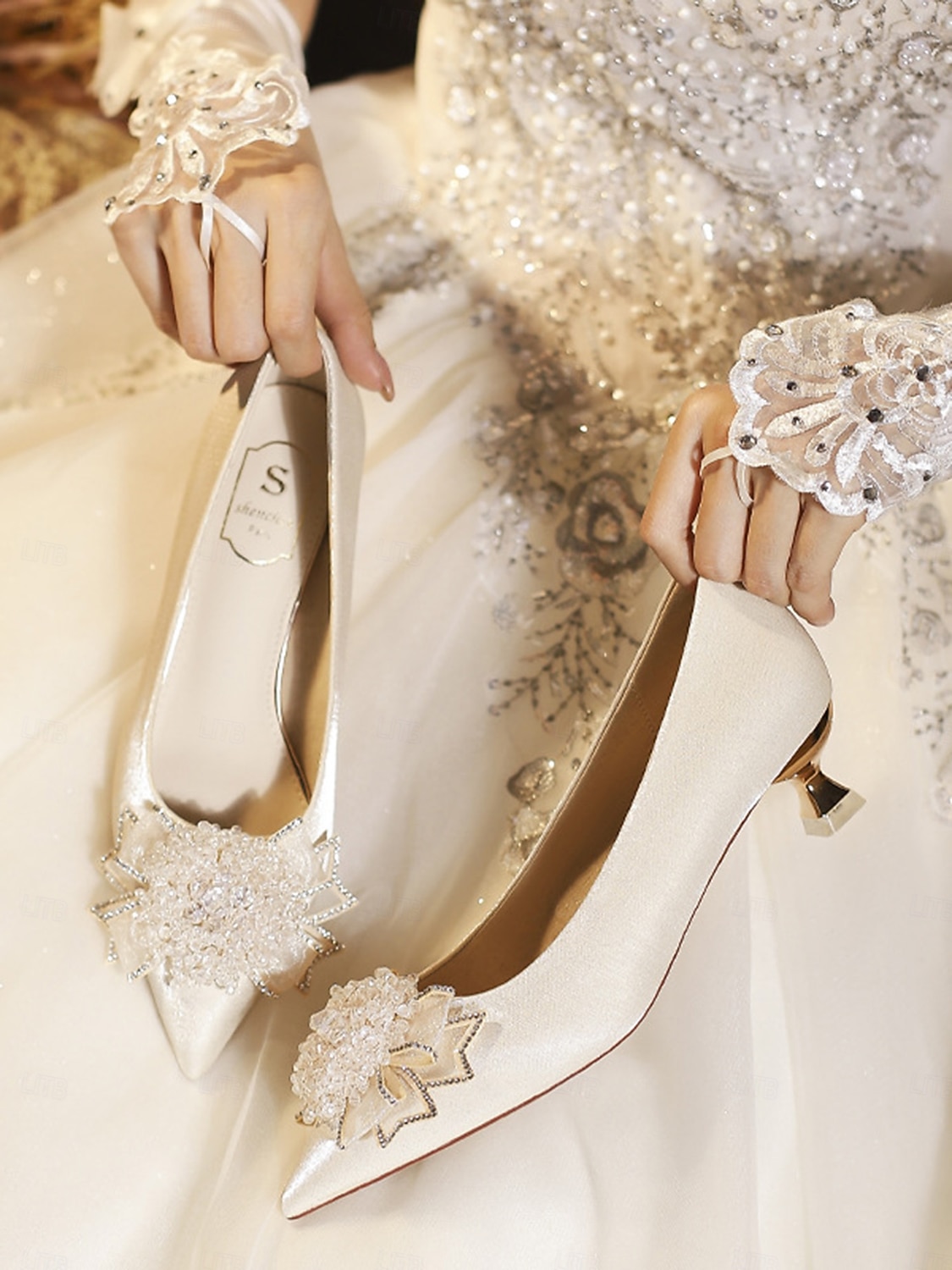 Ivoren satijnen pumps met lage hak en kralenstrik voor dames, elegante moderne bruidsschoenen voor een stadsbruiloft 2026 - $54.99 –P4