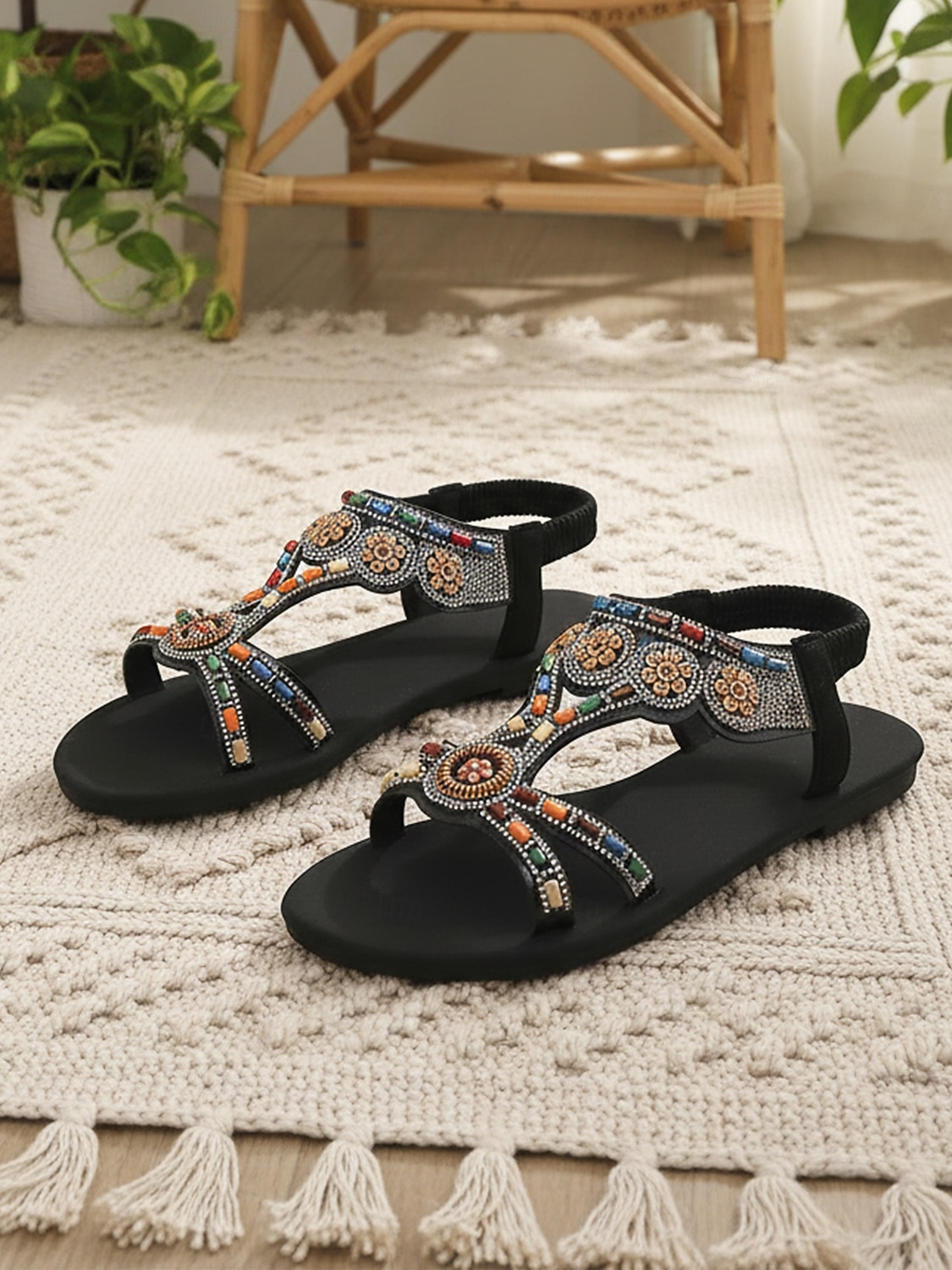 Sandálias rasteiras femininas pretas estilo boêmio com aplicações de miçangas multicoloridas – calçado étnico floral com tira em T, ideal para férias em destinos tropicais e viagens à praia. de 2026 por $24.99 –P3