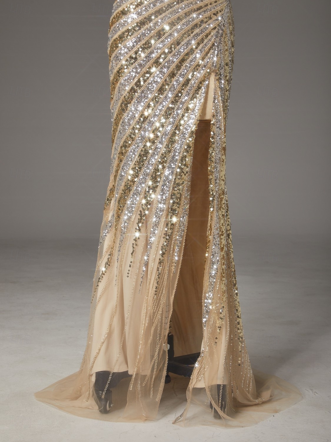 2026年 タイト／コラム スイープ／ブラシトレーン フロア丈 ウェディングゲストドレス フォーマルドレス イブニングガウン イブニングドレス エレガント きらびやかな セレブスタイル ノースリーブ Ｖネック パーティー 結婚式 バックレス ととも​​に グリッター素材 スパンコール スリット  コレクション – $241.99 –P17