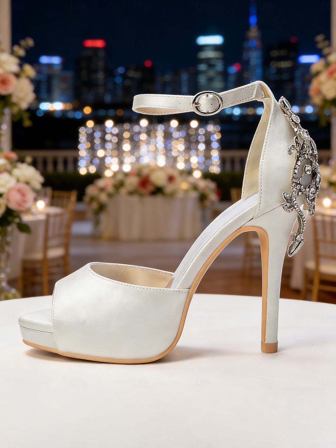 Elegante Brautsandalen aus elfenbeinfarbenem Satin mit Knöchelriemen und Kristallverzierung an der Ferse – perfekt für eine Hochzeit in der Stadt. 2026 - $69.99 –P2