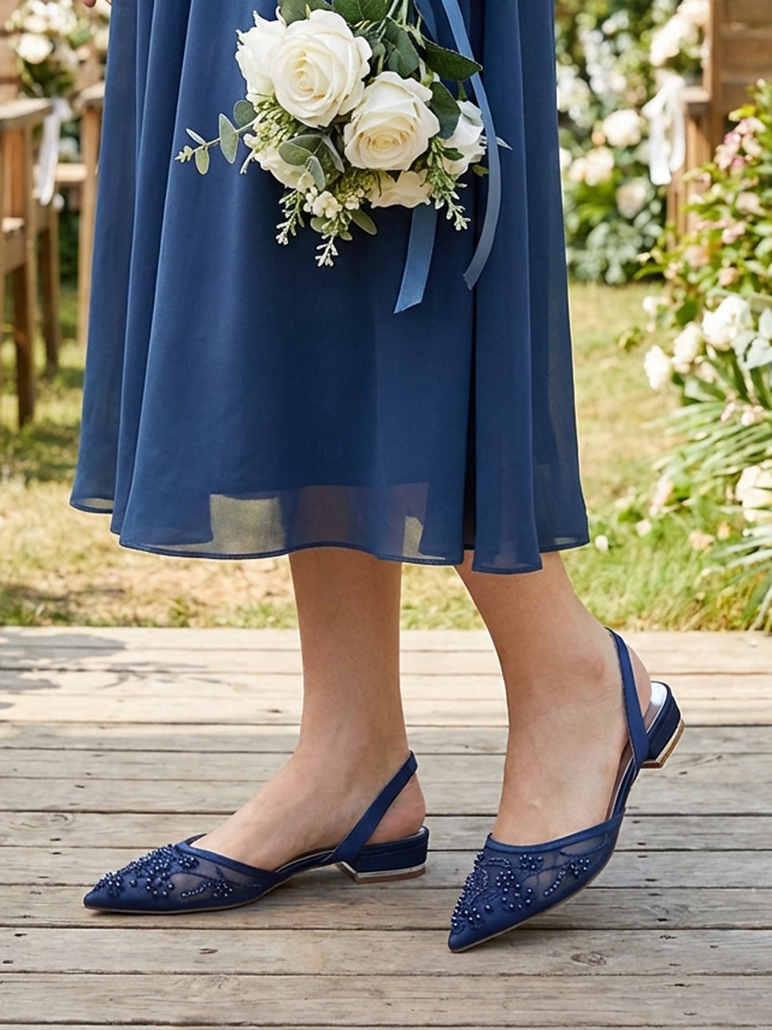 Sapatilhas femininas azul-marinho de malha com tira no calcanhar e bico fino adornadas com pérolas, ideais para damas de honra em casamentos ao ar livre em jardins. de 2026 por $64.99 –P1