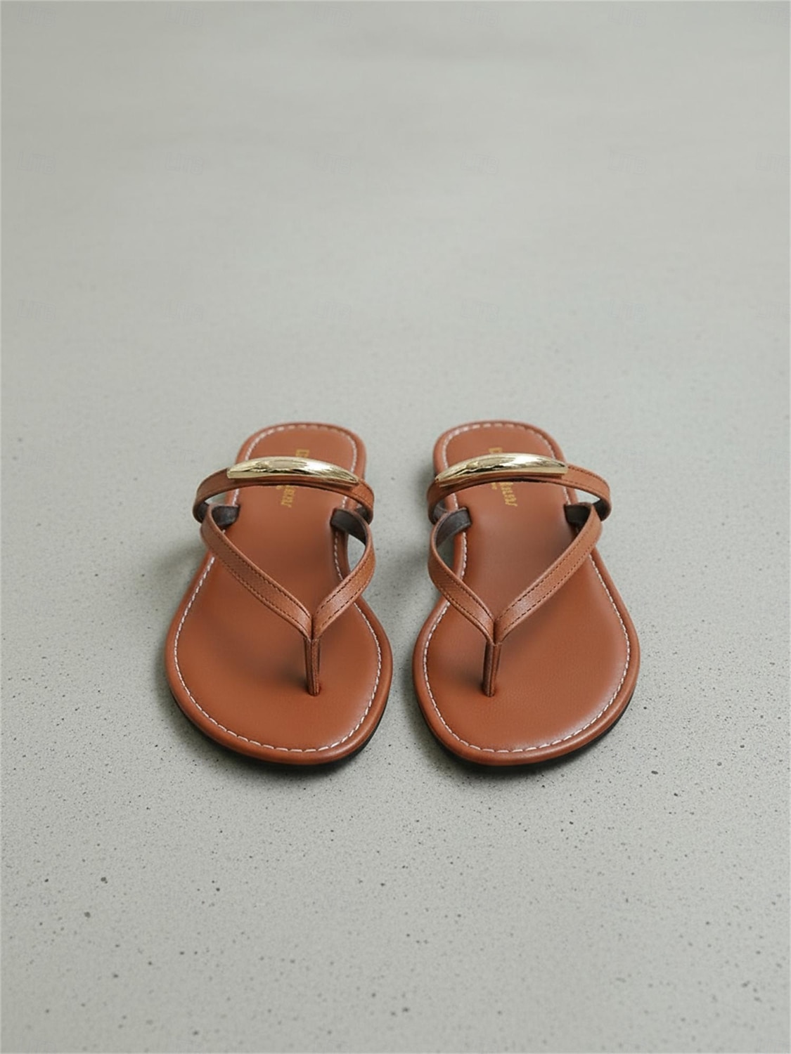 Sandales plates minimalistes pour femmes, en similicuir marron, avec bride en métal doré – idéales pour les vacances à la plage et les séjours en station balnéaire. &voyageurs élégants de 2026 ? $19.99 –P5