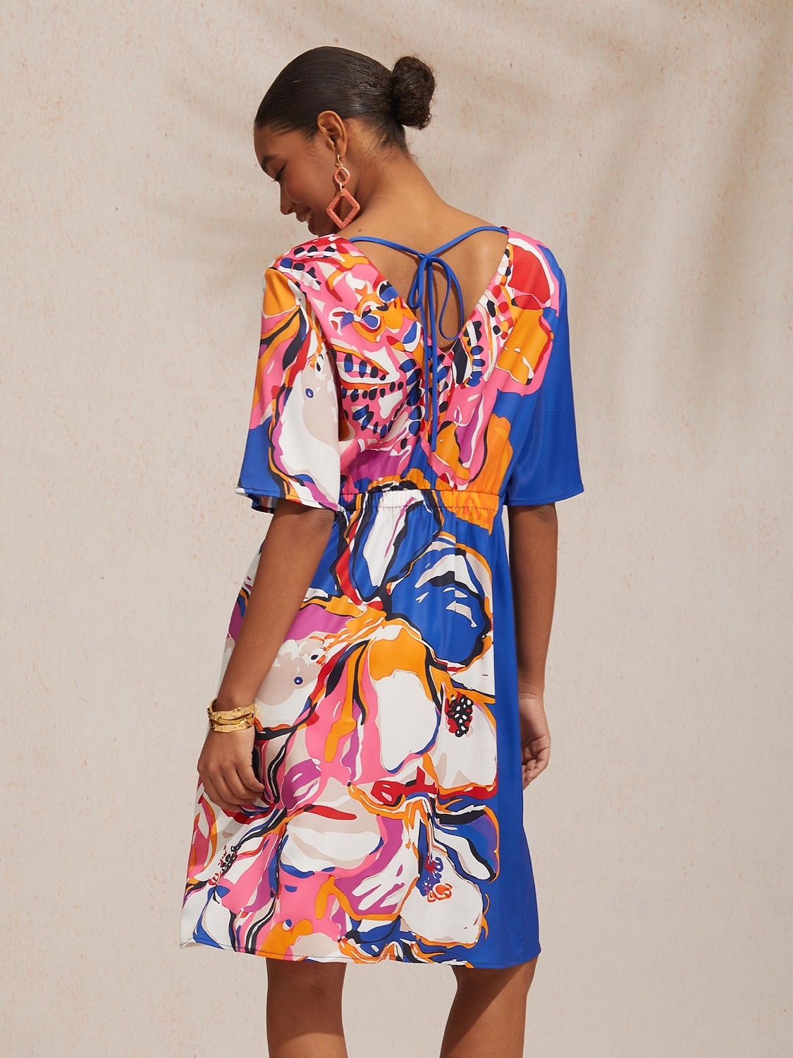 Vestido mini de satén con cintura ajustada y estampado floral artístico para vacaciones 2026 - $79.99 –P1