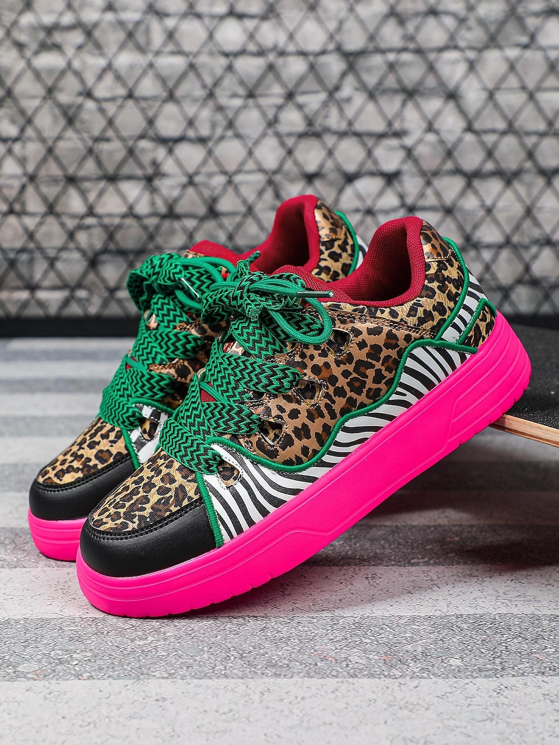 Neonfarbene Sneaker mit Leopardenmuster für Damen – auffällige Plateau-Sneaker mit Zebrastreifen in kräftigen Farben – einzigartige, künstlerische Streetwear-Schuhe für urbane Festivals 2026 - $46.99 –P2