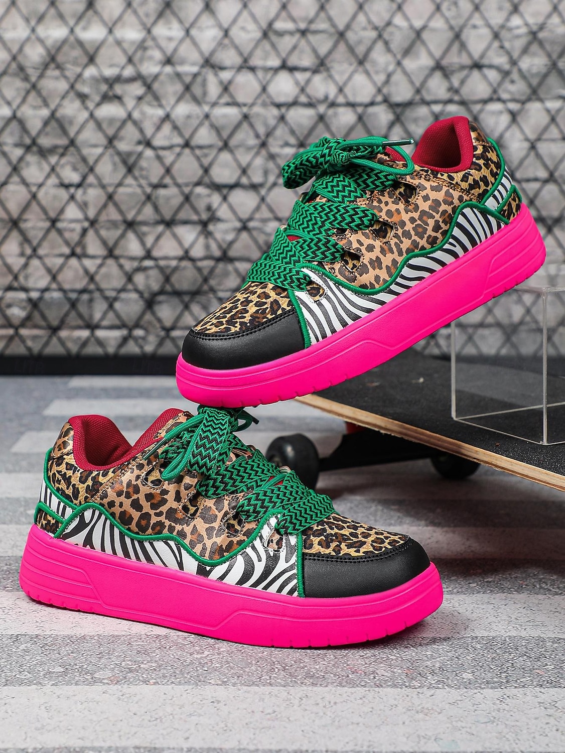 Neonfarbene Sneaker mit Leopardenmuster für Damen – auffällige Plateau-Sneaker mit Zebrastreifen in kräftigen Farben – einzigartige, künstlerische Streetwear-Schuhe für urbane Festivals 2026 - $46.99 –P1