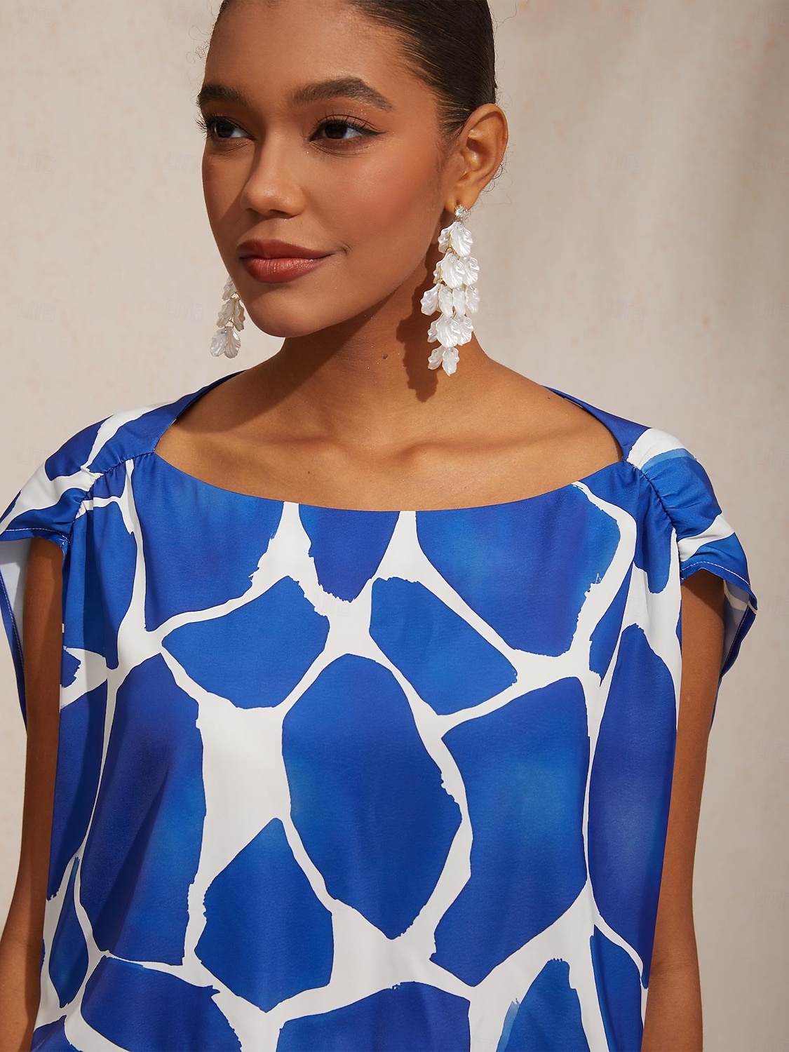 Geometrisk, fargeblokktrykk, tettsittende sateng-maxikjole for ferier 2026 - $91.99 –P7