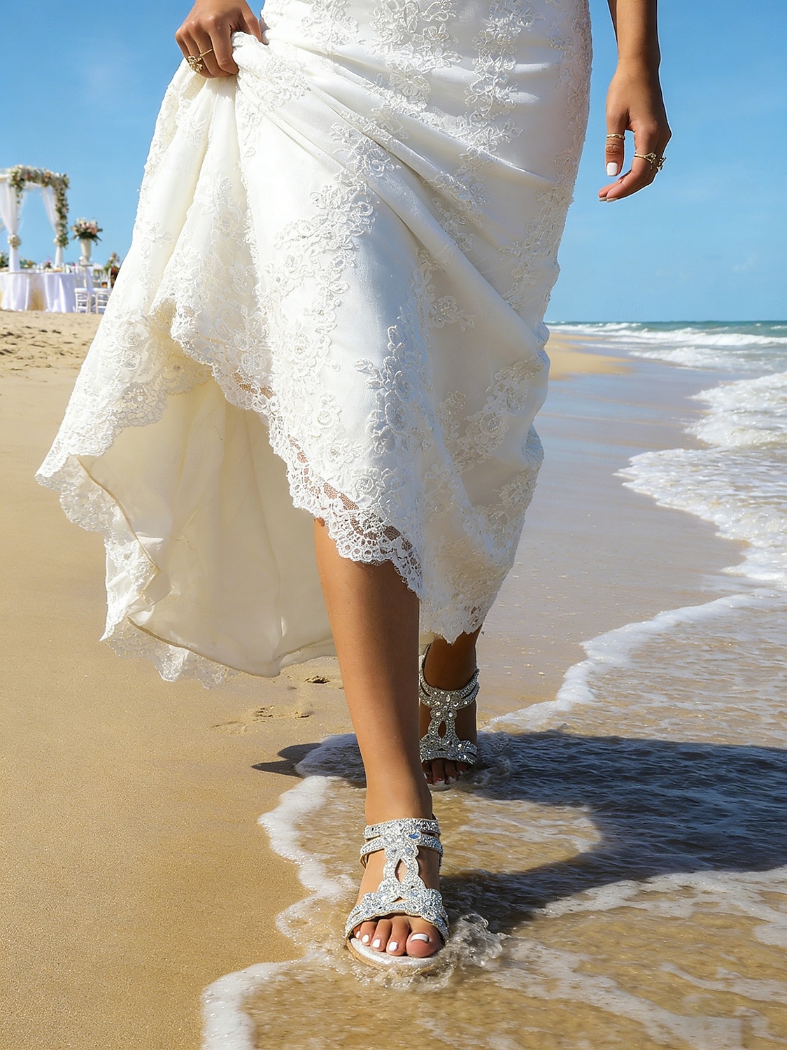 2026年 クリスタルのディテールが施されたシルバーの装飾が施された女性用フラットサンダル。ビーチでの結婚式に最適なエレガントなブライダルシューズ。  コレクション – $29.99 –P1