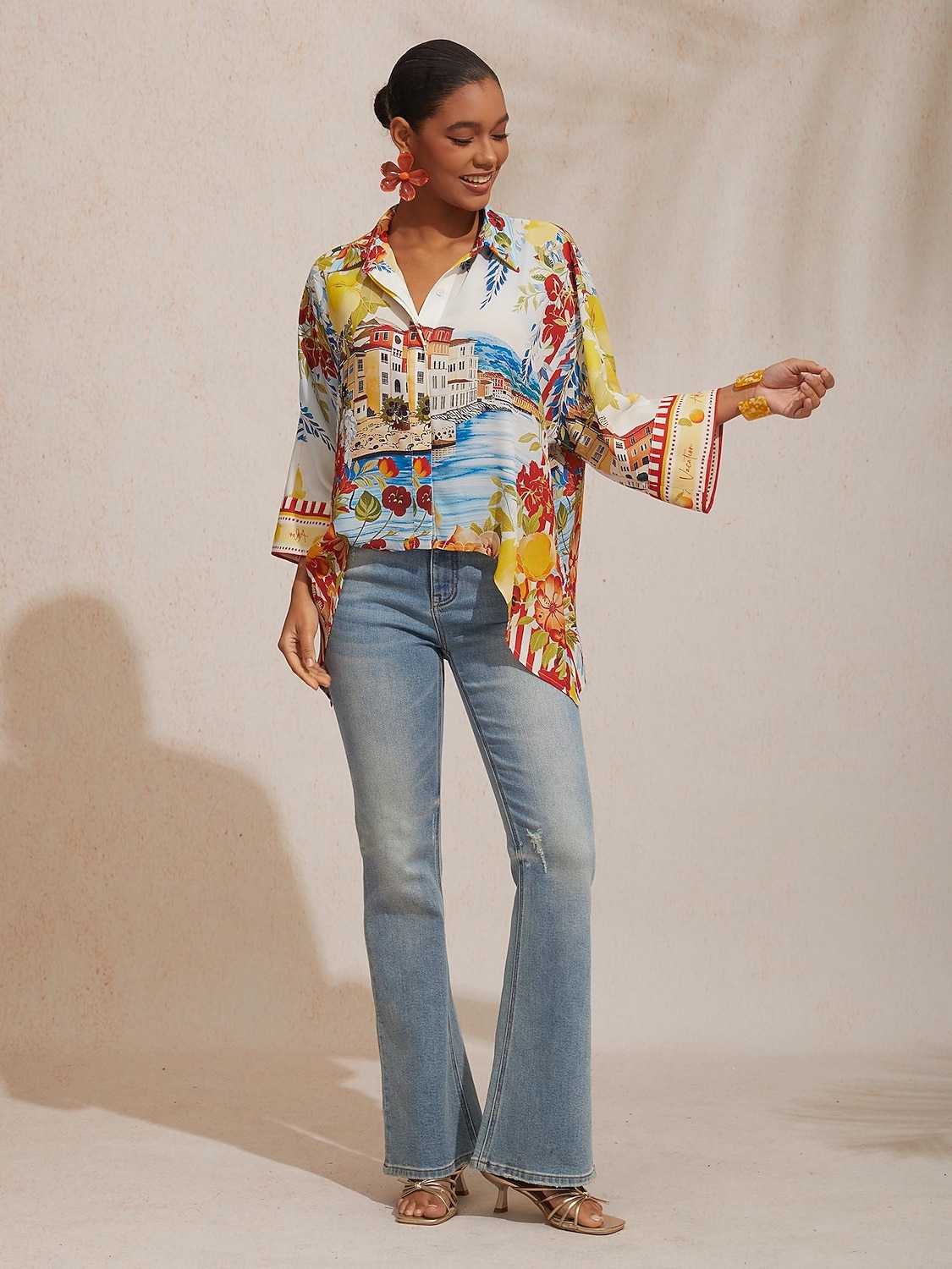 Sommerbluse aus fließendem Chiffon mit malerischem Blumenmuster im Santorini-Stil 2026 - $67.99 –P1