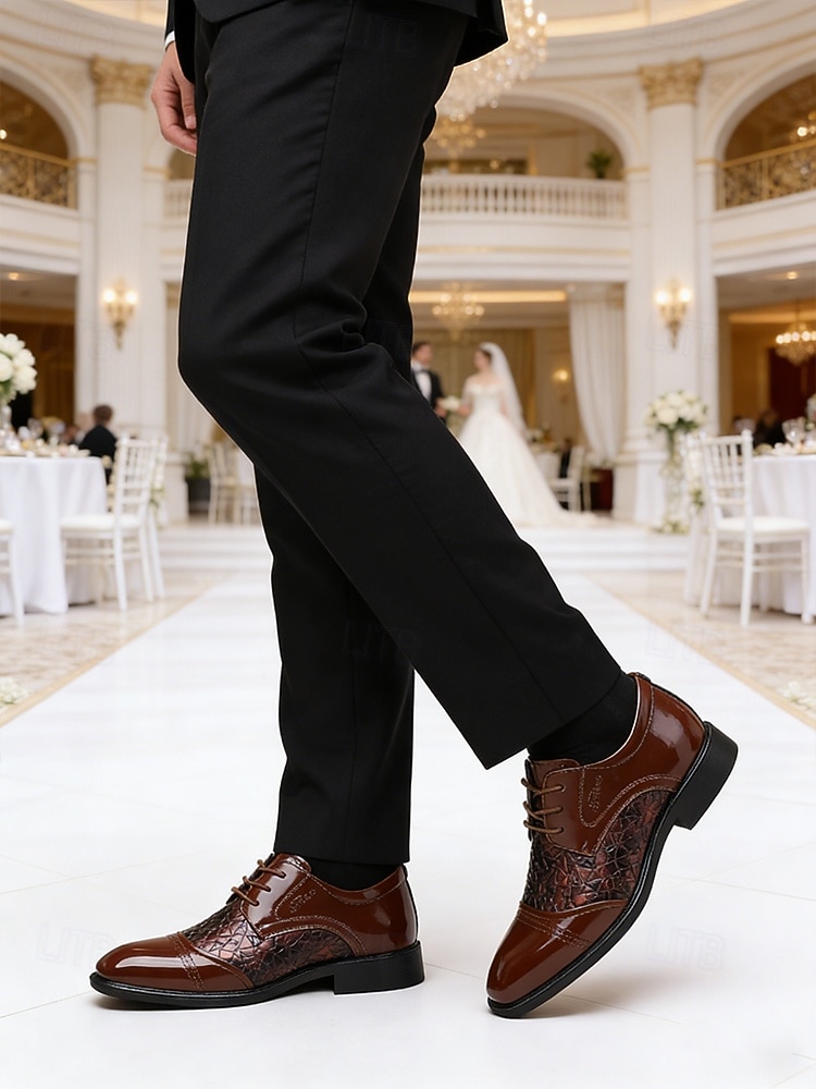 Zapatos de punta de ala de piel sintética marrón para hombre con detalles elegantes, calzado formal para bodas, zapatos clásicos para novios e invitados a la boda. 2026 - $54.99 –P1