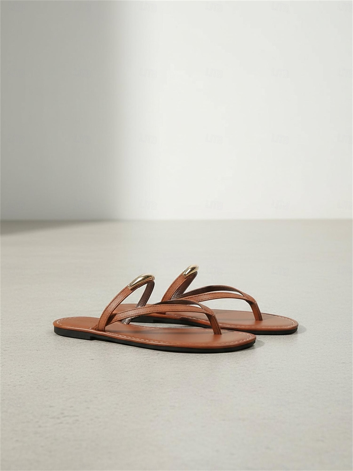 Sandales plates minimalistes pour femmes, en similicuir marron, avec bride en métal doré – idéales pour les vacances à la plage et les séjours en station balnéaire. &voyageurs élégants de 2026 ? $19.99 –P6