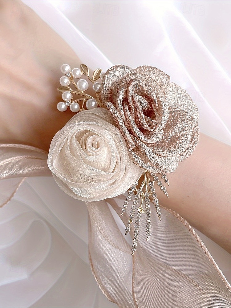 Conjunto de corsage feminino em poliéster para casamento, com flor de pulso para dama de honra em tons de champanhe e branco e boutonnière para padrinho, estilo elegante e romântico para cerimônias de casamento, noivado e eventos formais. de 2026 por $9.99 –P7