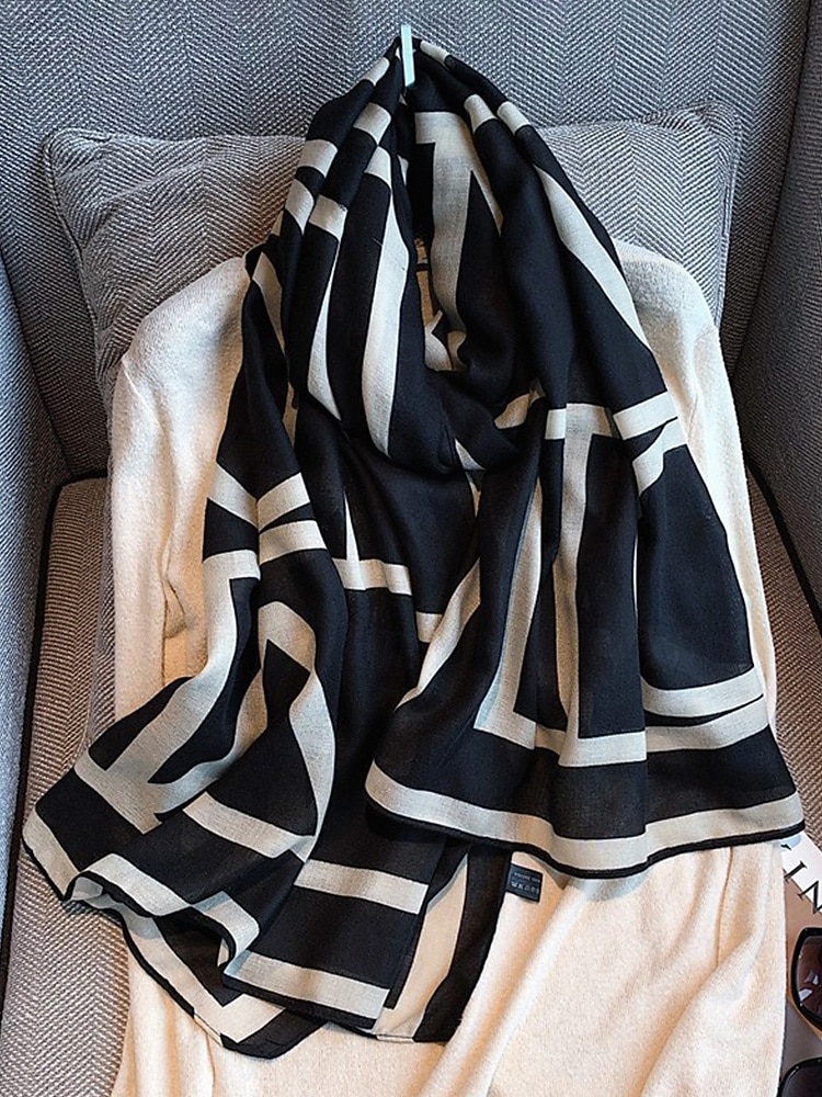 Elegante bufanda geométrica de poliéster para mujer, elegante chal negro y marrón para desplazamientos y uso diario informal, suave y ligero, ideal para la oficina y viajes, accesorio versátil para todas las estaciones. 2026 - $14.99 –P8