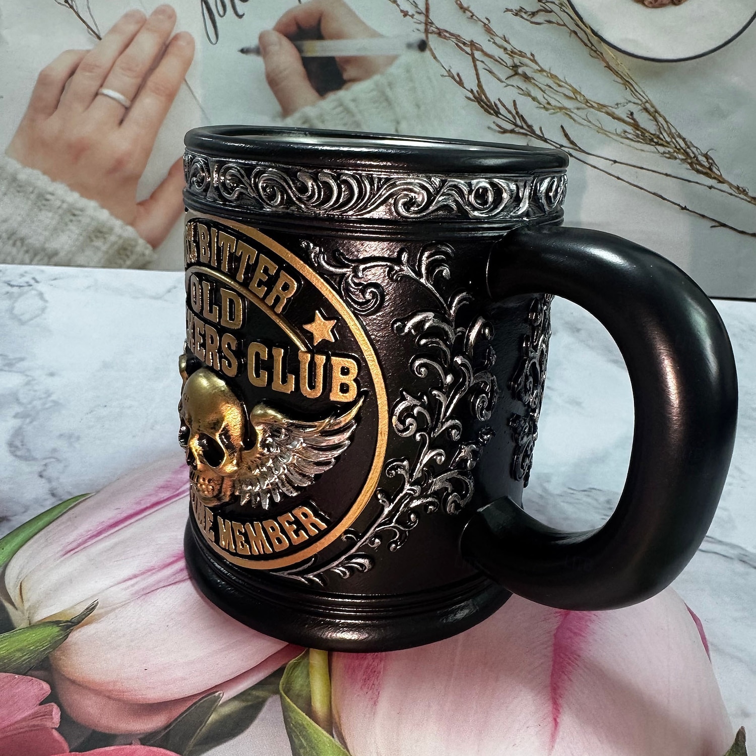 Taza de miembro vitalicio del Old F*ckers Club, taza de café de cerámica de 10 oz con diseño de esqueleto vintage, artículos para beber con humor atrevido para uso diario, regalo de broma para 2026 - $25.99 –P10
