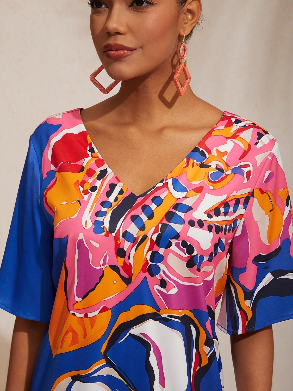 Vestido mini de satén con cintura ajustada y estampado floral artístico para vacaciones 2026 - $79.99 –P8