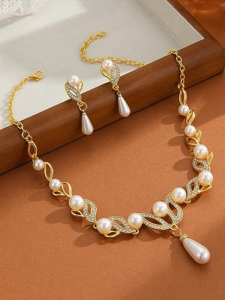 Elegantes Schmuckset aus Imitationsperlen für Damen, bestehend aus Halskette und Ohrringen in Gold- und Silberfarben mit Kristallakzenten, perfekt für Hochzeiten und festliche Anlässe. 2026 - $11.99 –P5