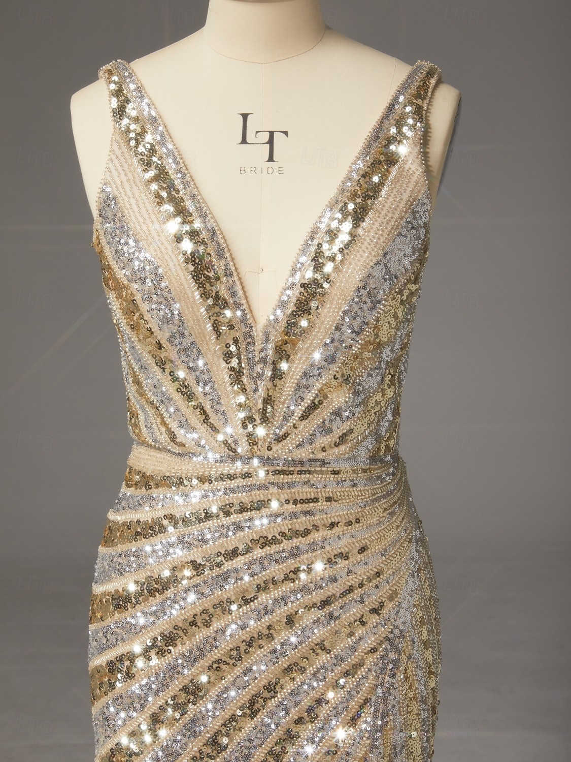 2026年 タイト／コラム スイープ／ブラシトレーン フロア丈 ウェディングゲストドレス フォーマルドレス イブニングガウン イブニングドレス エレガント きらびやかな セレブスタイル ノースリーブ Ｖネック パーティー 結婚式 バックレス ととも​​に グリッター素材 スパンコール スリット  コレクション – $241.99 –P16