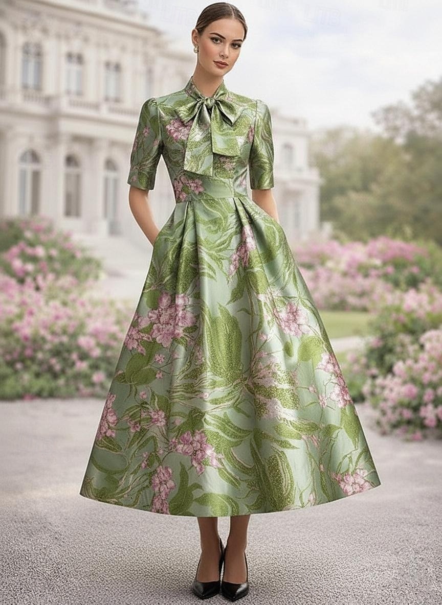 A-linje Te-lengde Cocktailkjoler Elegant Årgang Blomster Kortermet Crew-hals Hage fest Bryllup Lomme Sateng Cowlhals med Blomstertrykk Sløyfe(r) Plissert 2026 - $182.99 –P1