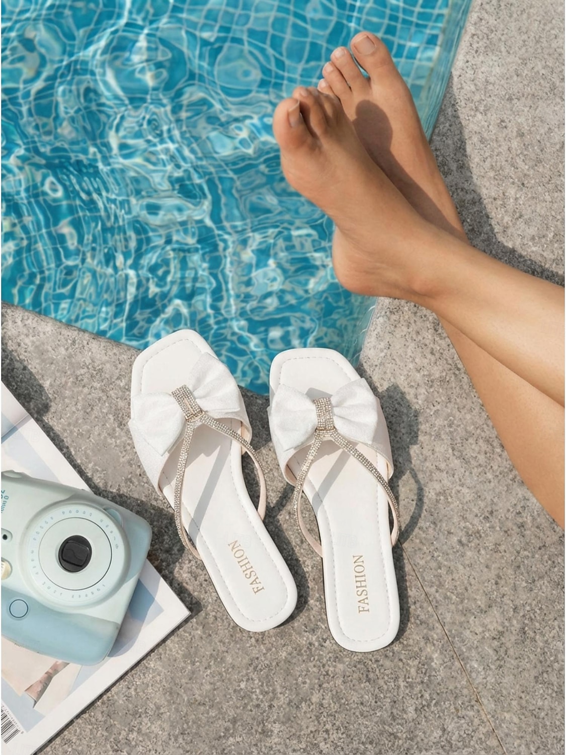 Weiße Strass-Schleifen-Sandalen für Damen – elegante, flache Pantoletten mit eckiger Zehenpartie und funkelnden Riemchen, ideal für tropische Resorts und zum Entspannen am Pool. &Sommerferien 2026 - $18.99 –P7