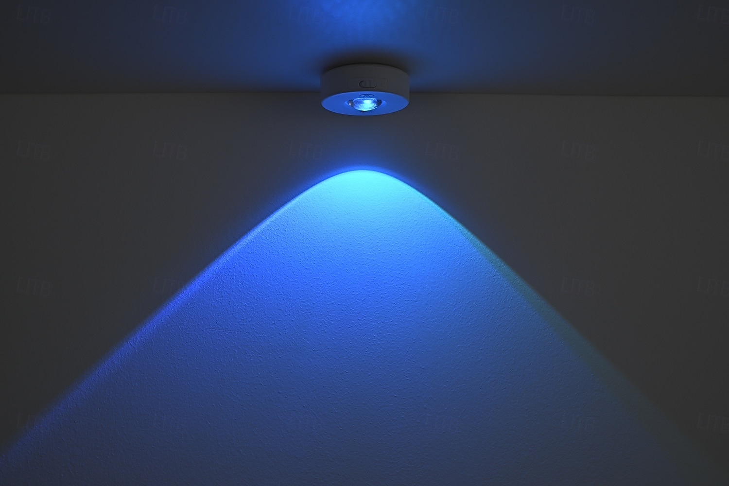 3 db újratölthető LED szekrényvilágítás, mágneses, vezeték nélküli RGB korongvilágítás távirányítóval, gardrób, borszekrény, szekrény alatti világítás, kábelezést nem igényel, USB-n újratölthető 2026 - $43.99 –P23