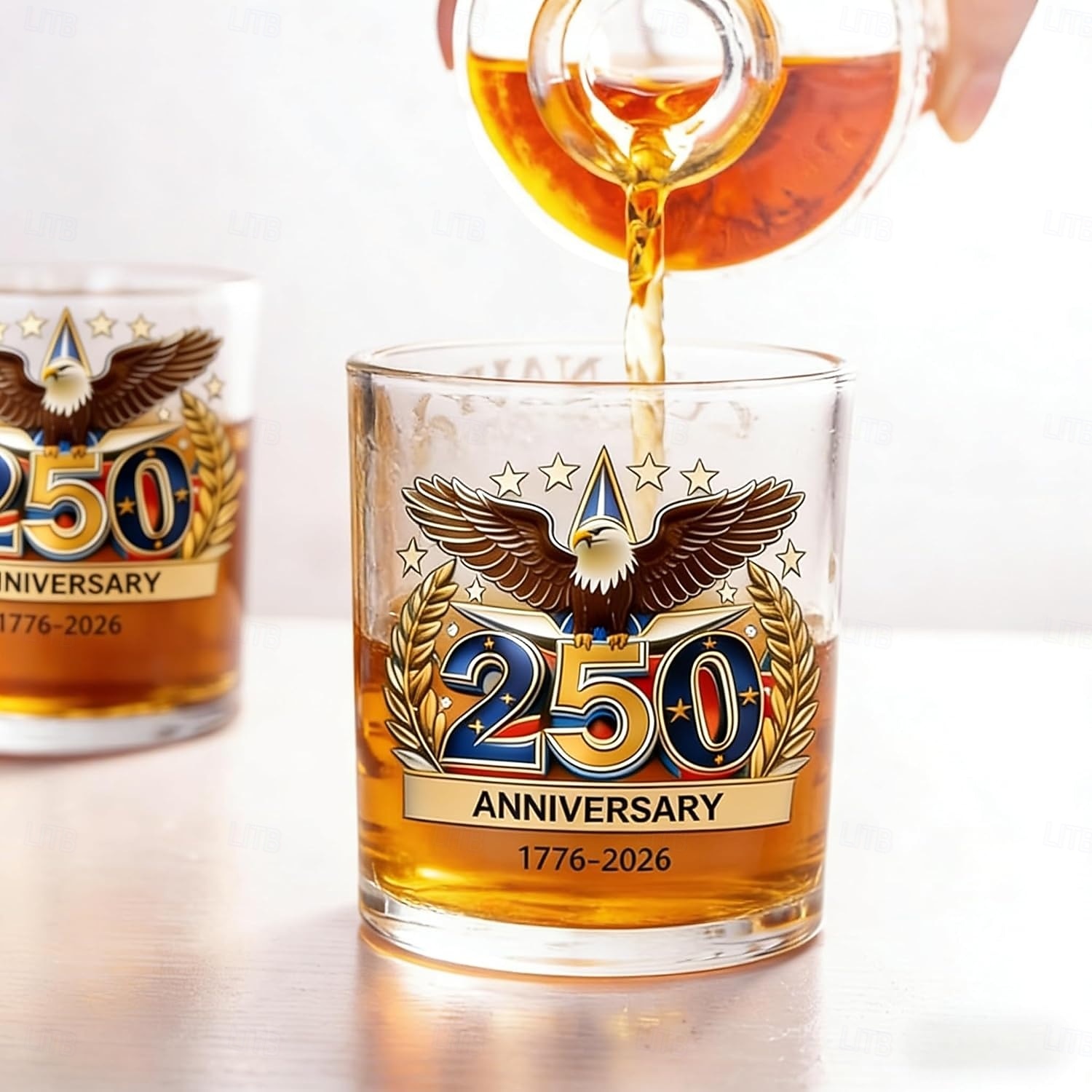 Bicchiere da whisky con bandiera e aquila per il 250° anniversario degli Stati Uniti, bottiglia da whisky edizione 1776-2026, 12 once per liquori, regalo patriottico per veterani militari per uomini, del 2026 a $16.99 –P8