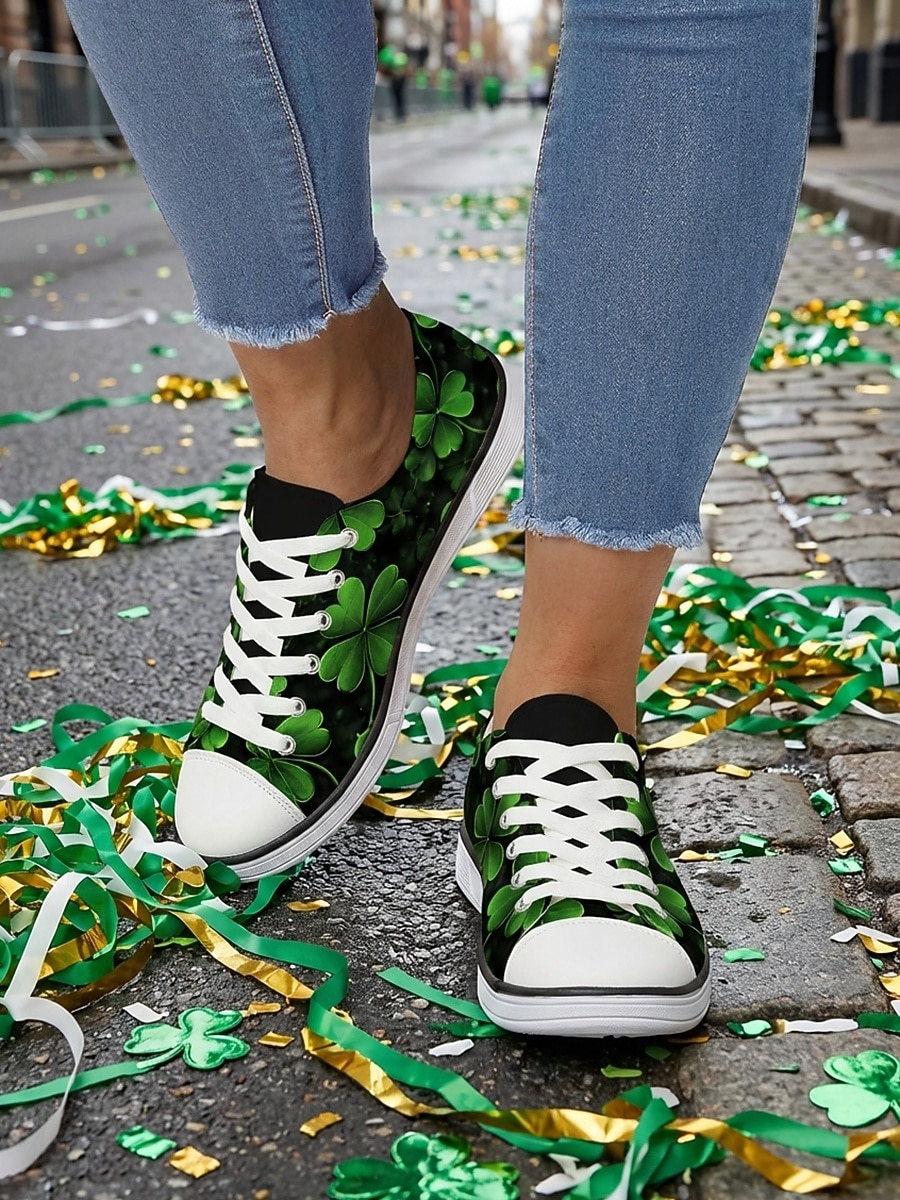 Låga sneakers i canvas med grönt klövertryck för dam, St. Patrick's Day - klassiska snörskor för vardagsbruk, irländsk parad, julfest och gatufestival &vardagskläder 2026 - $54.99 –P3