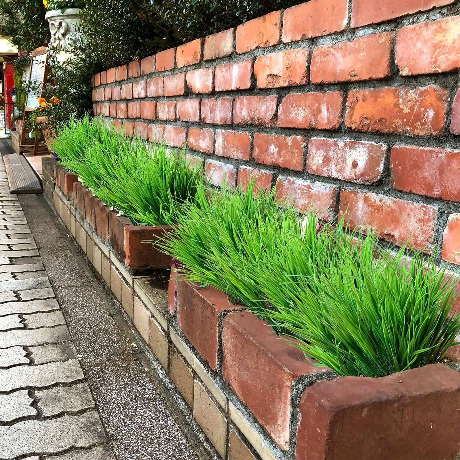 18 kpl ulkokäyttöön tarkoitettuja keinotekoisia tekokasveja kevät-kesäkoristeita, UV-kestäviä irtotavarana realistisia tekopensaita, ruohoa, eukalyptusta, muovisia vihreitä pensaita kuistille, 2026 - $22.99 –P6