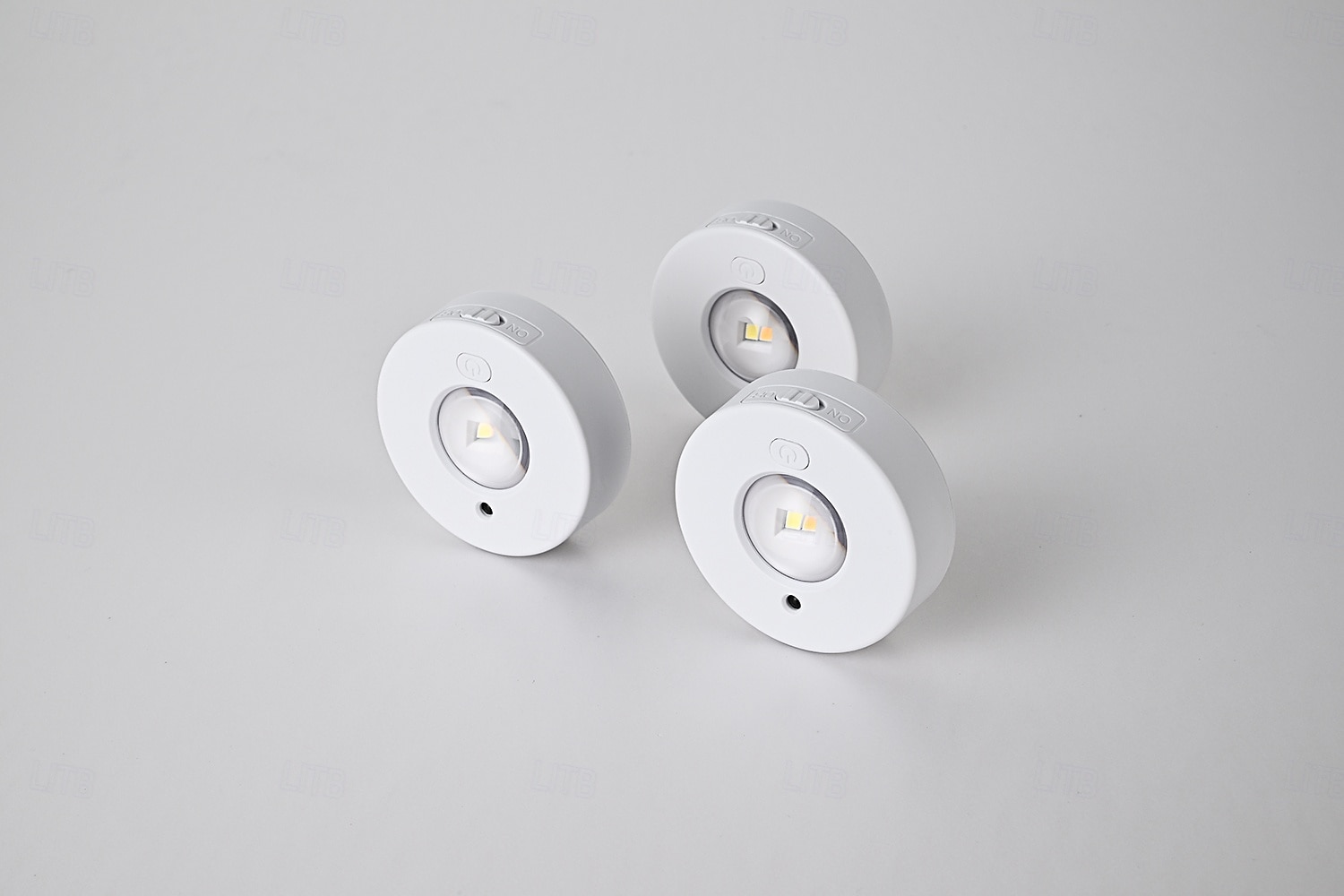 3 db újratölthető LED szekrényvilágítás, mágneses, vezeték nélküli RGB korongvilágítás távirányítóval, gardrób, borszekrény, szekrény alatti világítás, kábelezést nem igényel, USB-n újratölthető 2026 - $43.99 –P3