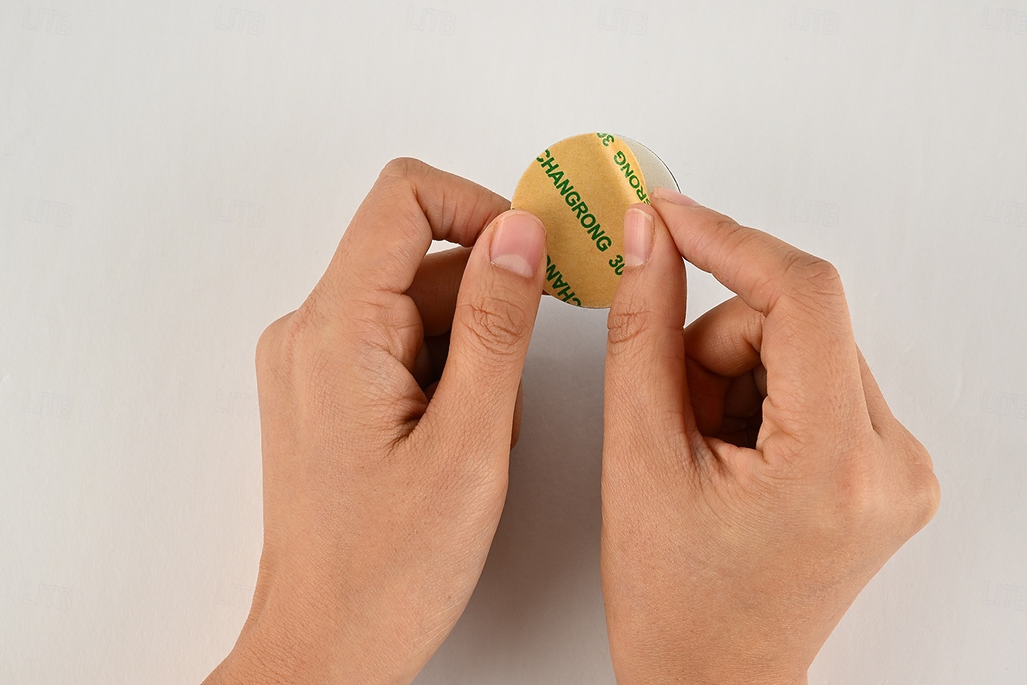 3 db újratölthető LED szekrényvilágítás, mágneses, vezeték nélküli RGB korongvilágítás távirányítóval, gardrób, borszekrény, szekrény alatti világítás, kábelezést nem igényel, USB-n újratölthető 2026 - $43.99 –P2