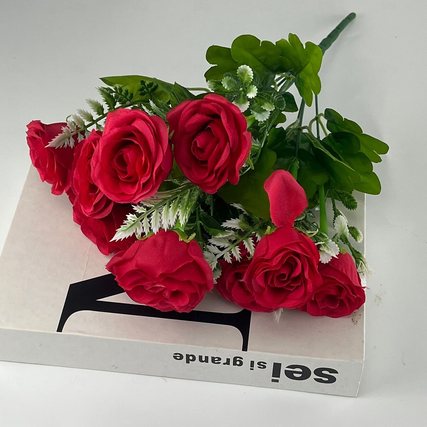 umělé růže, aranžmá z hedvábných růží do obývacího pokoje, květinová dekorace na stůl pod televizní stolek, umělé květiny do středu pokoje 2026 - $15.99 –P6