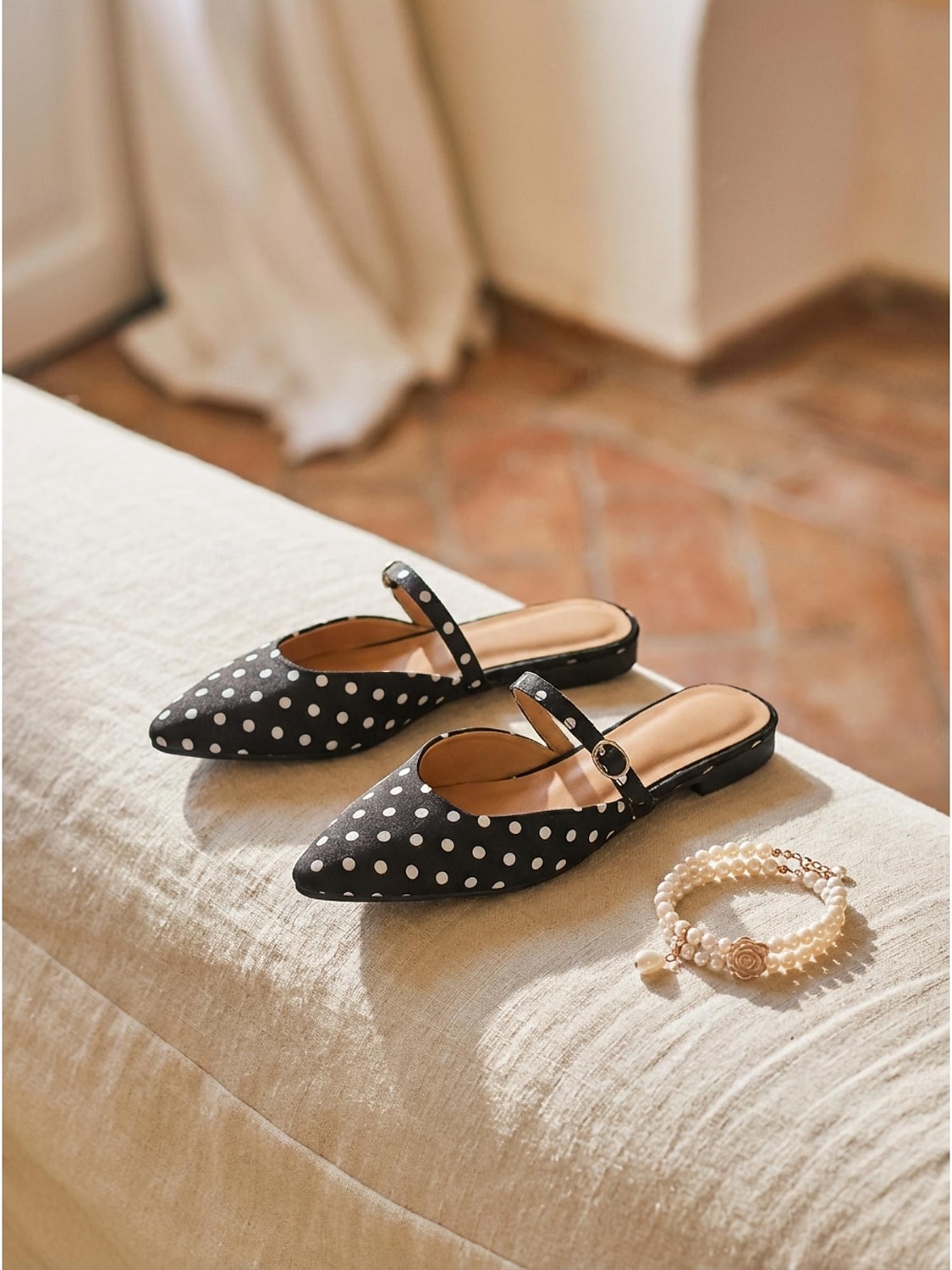 Mules negros de lunares con punta puntiaguda para mujer: elegantes sandalias planas con tira de hebilla ajustable para cenas de vacaciones y uso diario. &estilo retro chic 2026 - $19.99 –P1