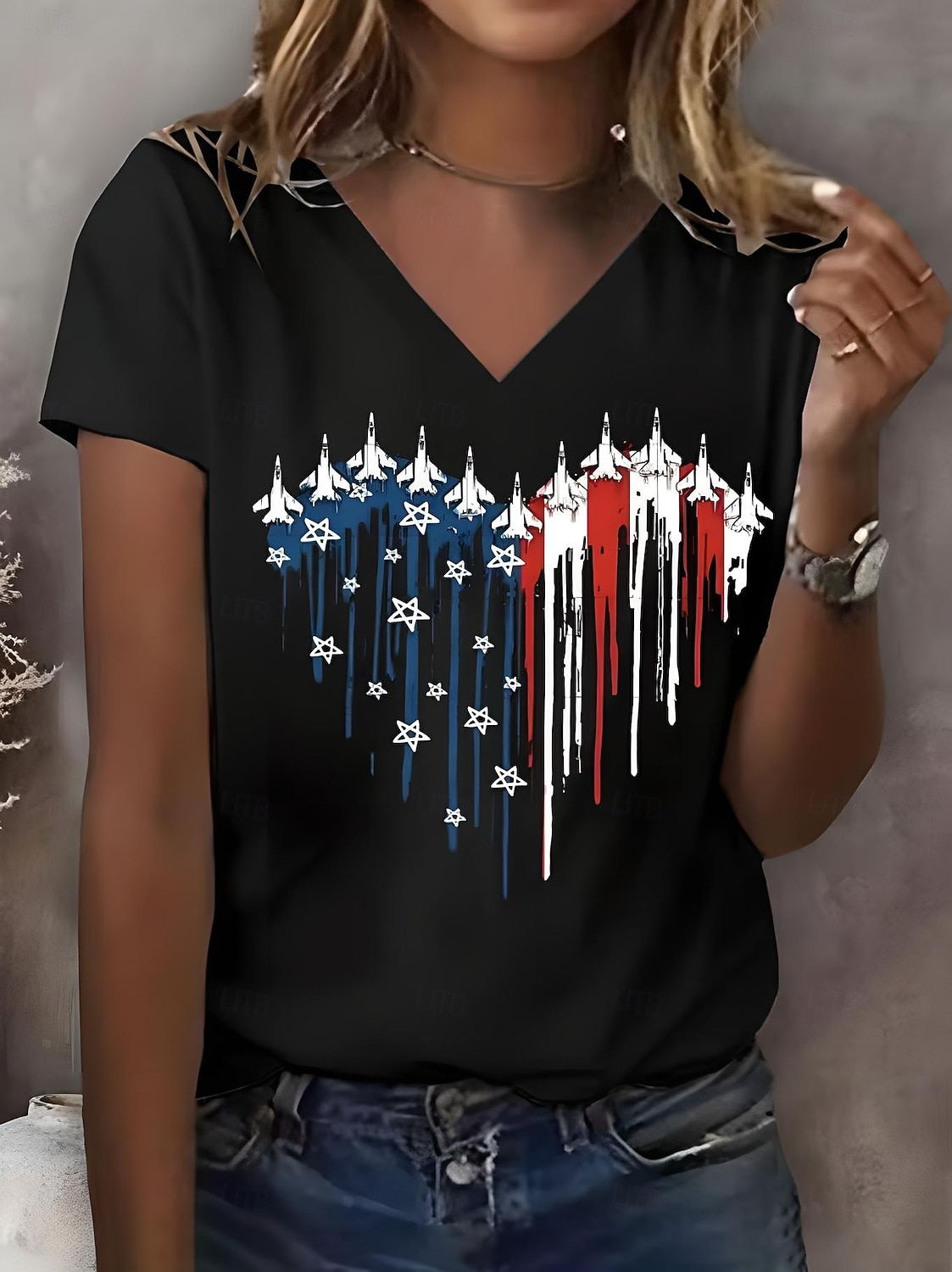 T-shirt patriotique pour femmes du Jour de l'indépendance graphique drapeau vintage élégant classique manches courtes col en V tops réguliers impression quotidienne blanc été printemps de 2026 ? $22.99 –P7