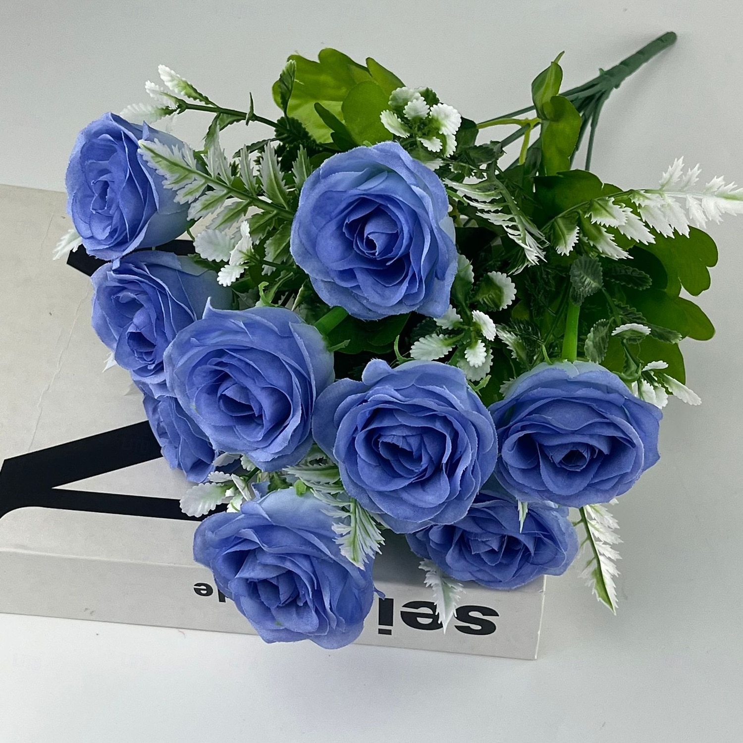 umělé růže, aranžmá z hedvábných růží do obývacího pokoje, květinová dekorace na stůl pod televizní stolek, umělé květiny do středu pokoje 2026 - $15.99 –P9