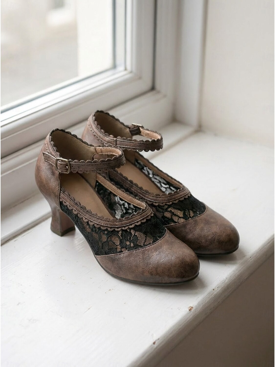 Viktorianske bryllupspumps i blonder til dame – elegante hvite edwardianske sko med mellomhæl og kamskjellkant &ankelstropp for vintagebruder, kulturarvsarrangementer &teselskaper 2026 - $54.99 –P5
