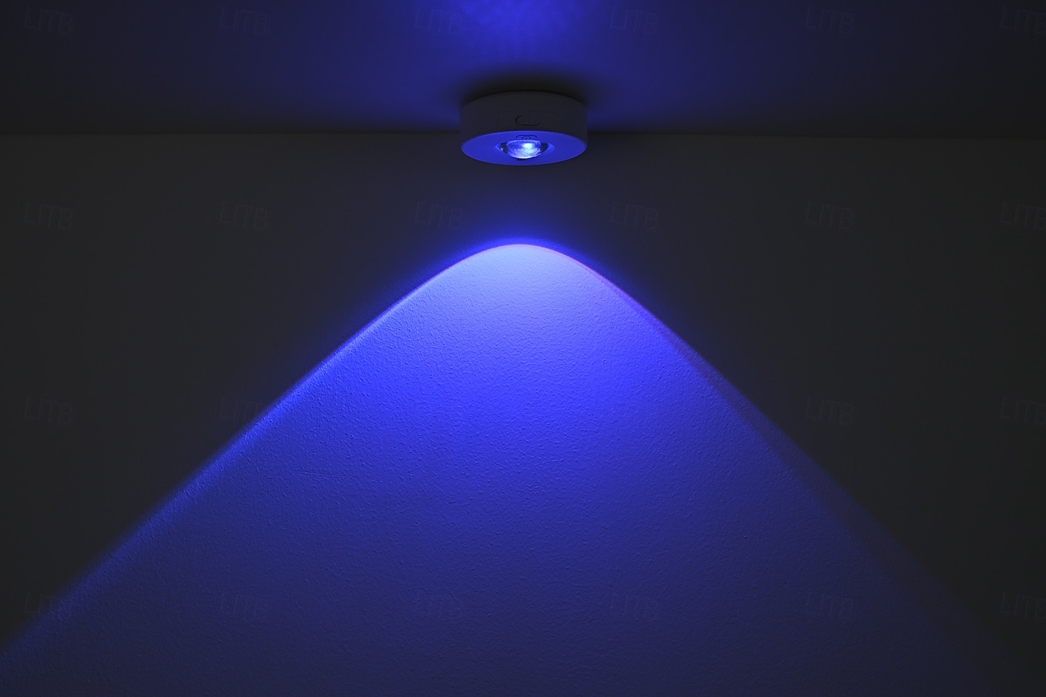 3 db újratölthető LED szekrényvilágítás, mágneses, vezeték nélküli RGB korongvilágítás távirányítóval, gardrób, borszekrény, szekrény alatti világítás, kábelezést nem igényel, USB-n újratölthető 2026 - $43.99 –P18