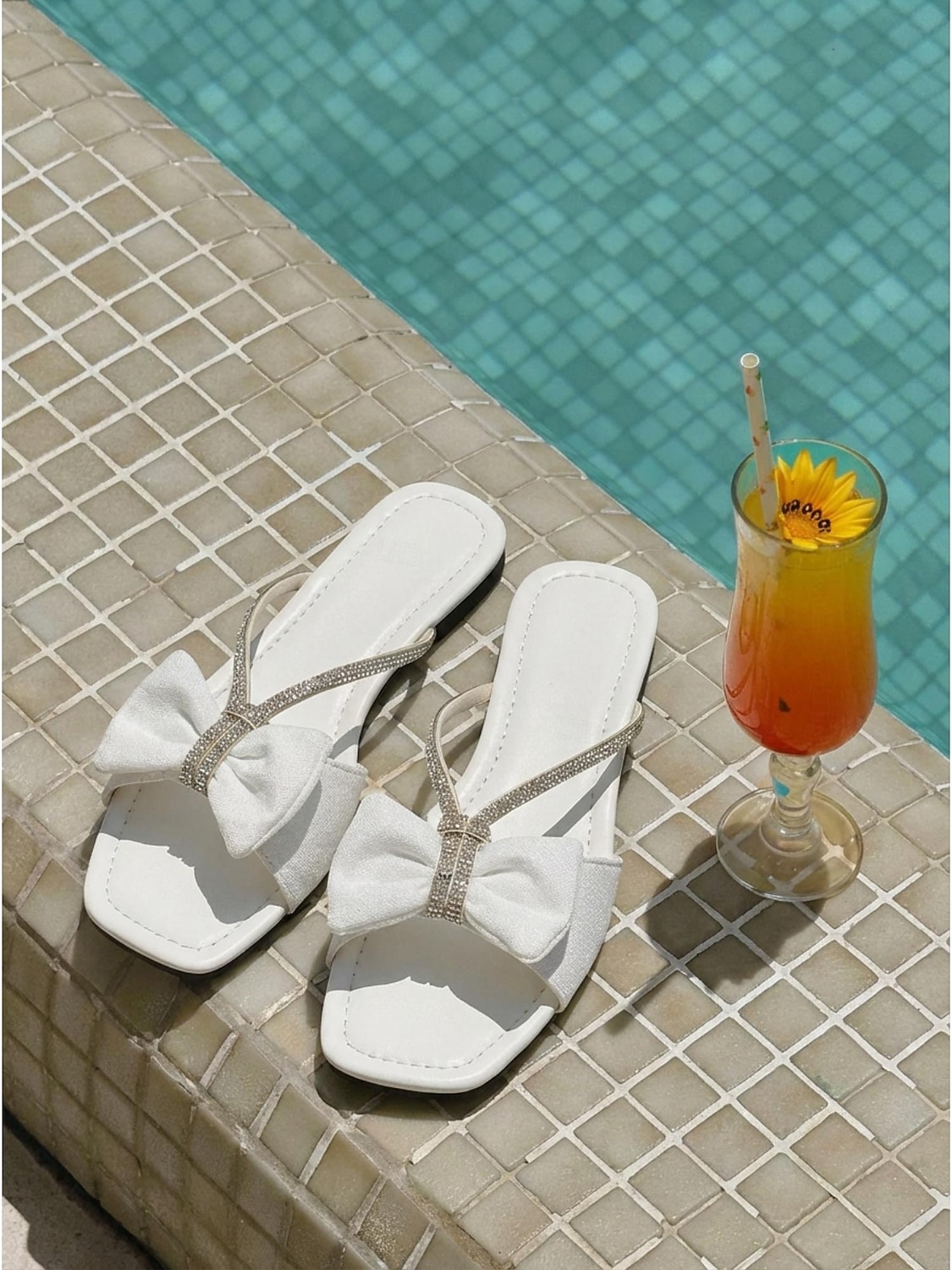 Weiße Strass-Schleifen-Sandalen für Damen – elegante, flache Pantoletten mit eckiger Zehenpartie und funkelnden Riemchen, ideal für tropische Resorts und zum Entspannen am Pool. &Sommerferien 2026 - $18.99 –P1