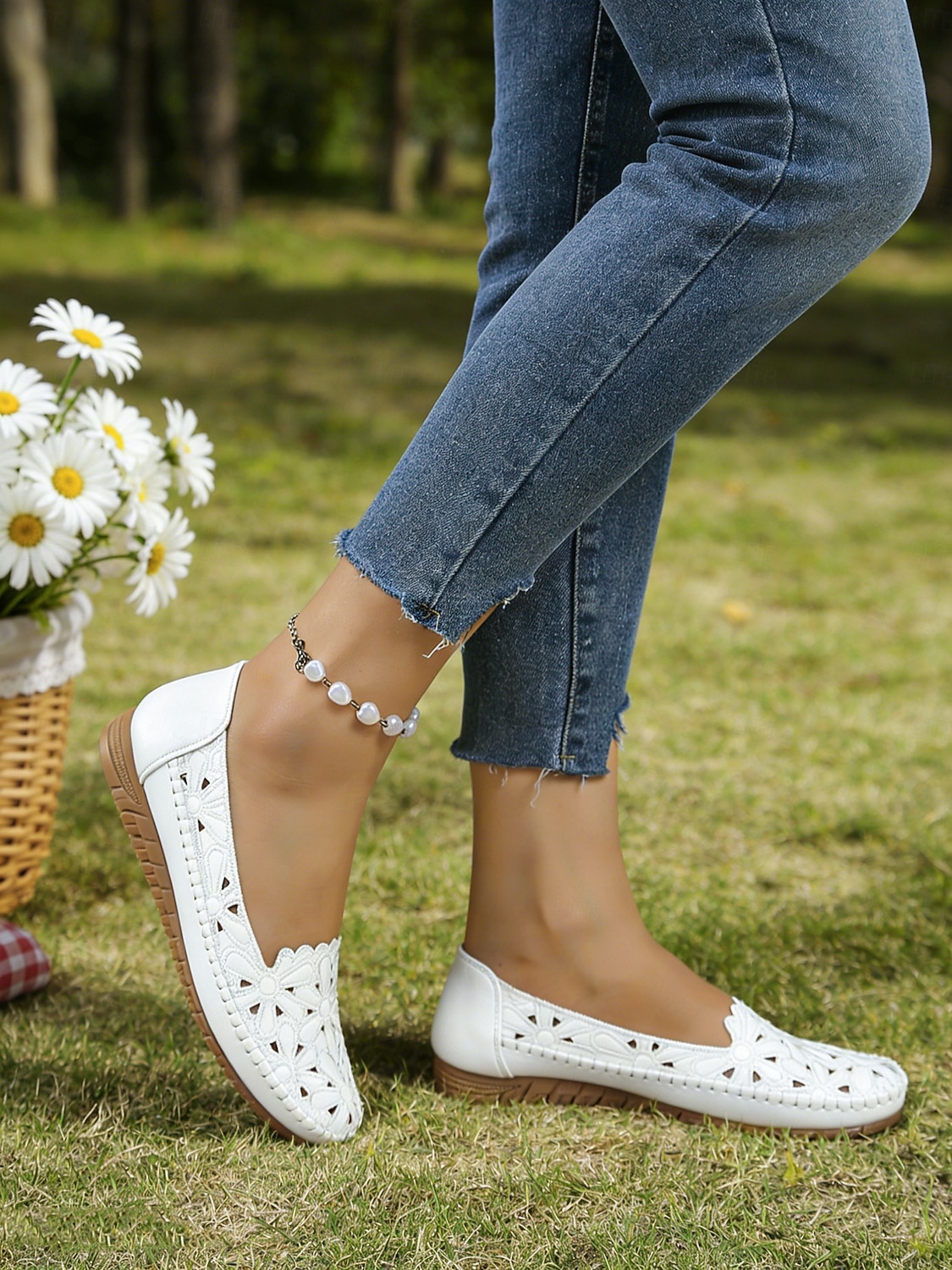 Mocasines blancos transpirables con recortes para mujer con bordado floral, plantilla acolchada suave, elegantes zapatos mocasín casuales y cómodos, perfectos para caminar, viajar, picnics y fiestas 2026 - $29.99 –P5