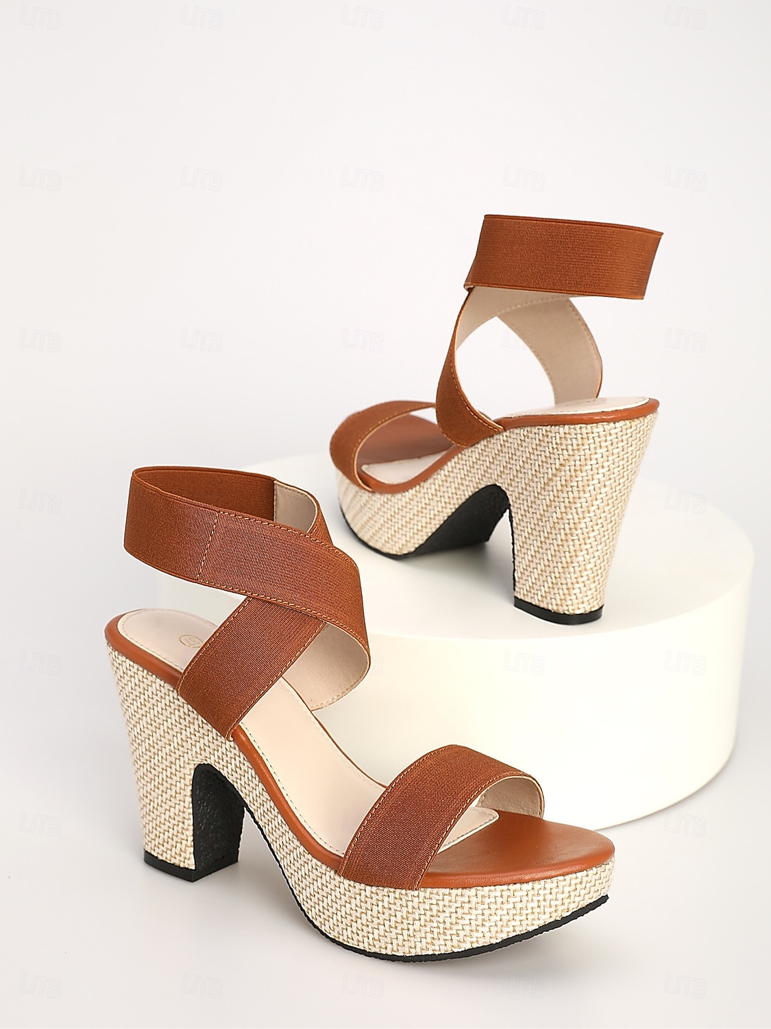 صنادل نسائية بيج اللون بكعب عريض ومنصة، أحذية رسمية مريحة بأشرطة متقاطعة مناسبة لحضور حفلات الزفاف على الشاطئ 2026 - $42.99 –P4