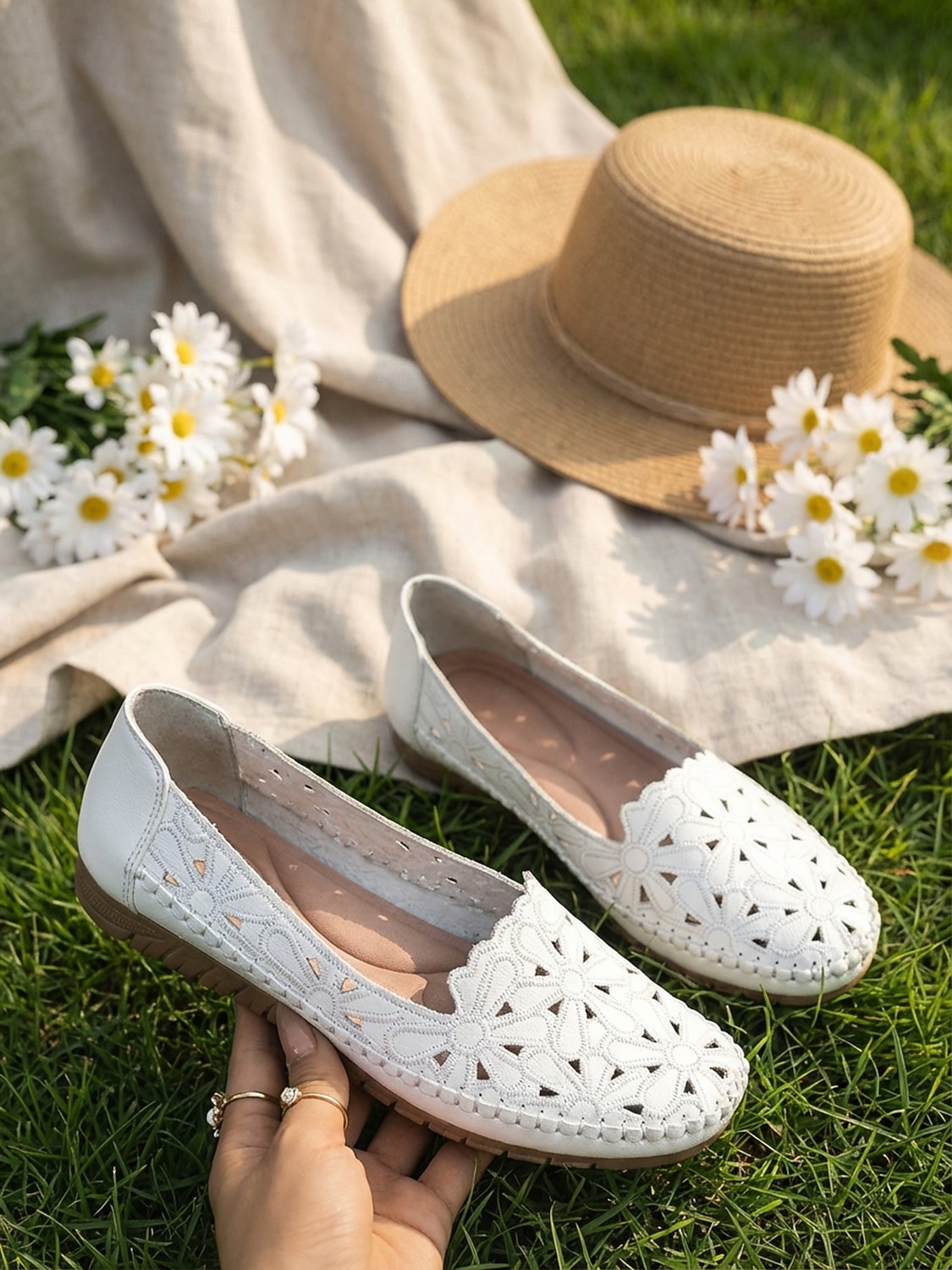 Mocasines blancos transpirables con recortes para mujer con bordado floral, plantilla acolchada suave, elegantes zapatos mocasín casuales y cómodos, perfectos para caminar, viajar, picnics y fiestas 2026 - $29.99 –P7