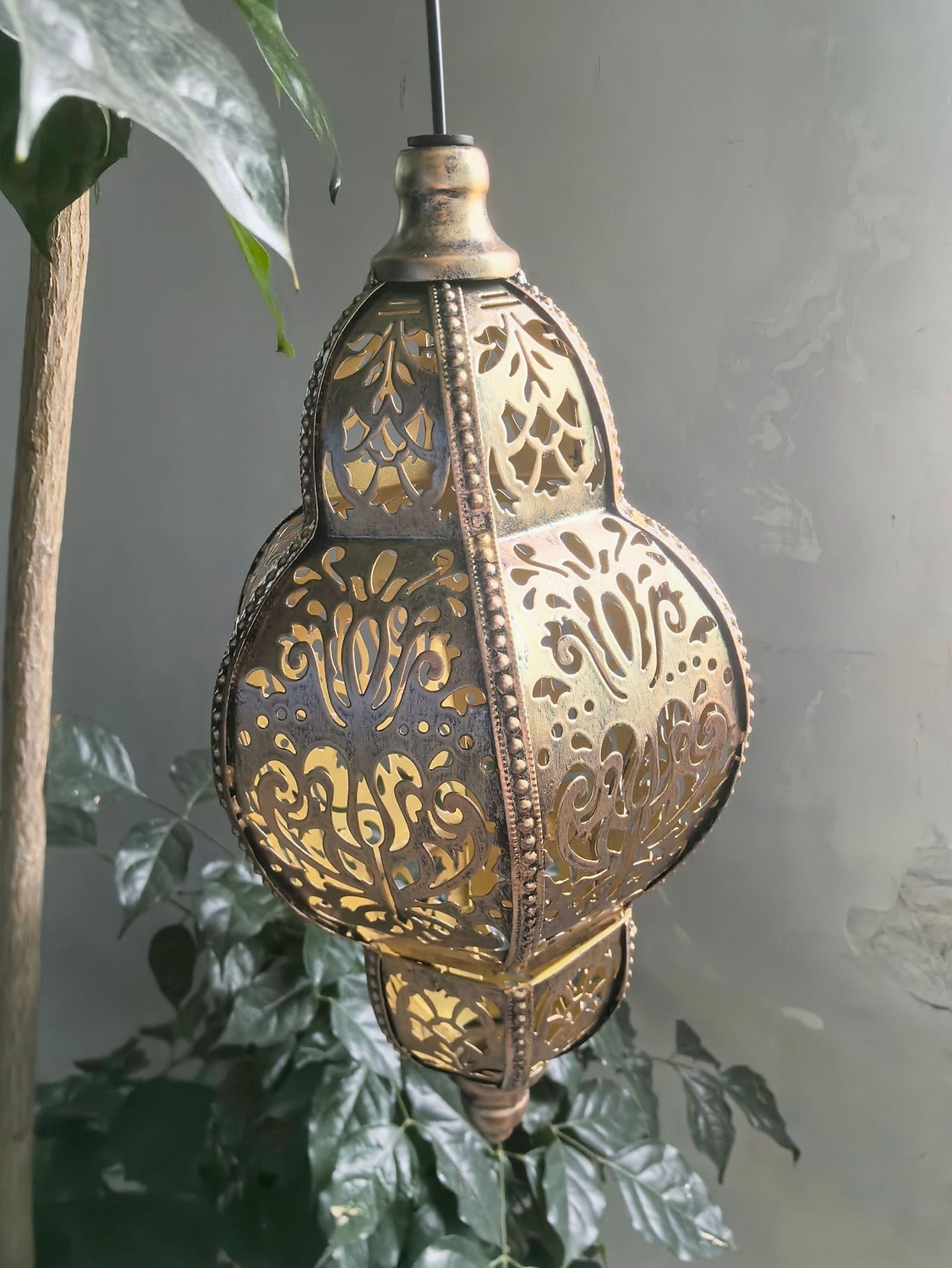 Lanterne suspendue d'extérieur à projection solaire baroque en métal creux, étanche, avec éclairage LED pour jardin, cour, allée, pelouse, terrasse, fête, vacances, ambiance chaleureuse, violet de 2026 ? $23.99 –P10