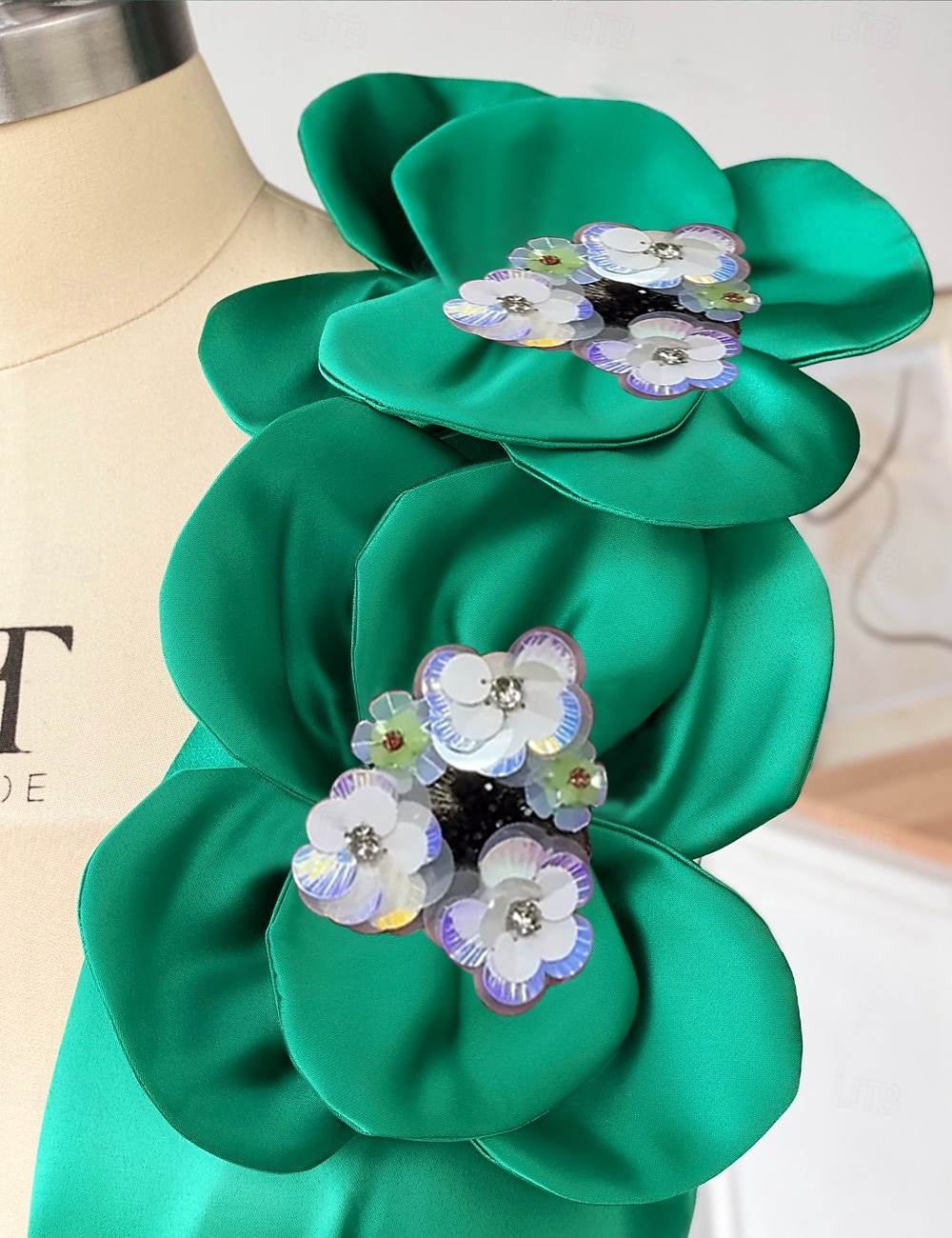 A-Linie Tee-Länge Cocktailkleider Partykleider Elegant Vintage Ärmellos V Ausschnitt Formell Hochzeitsgast Gürtel / Schärpe Satin mit Falten Schulterblume 2026 - $160.99 –P2