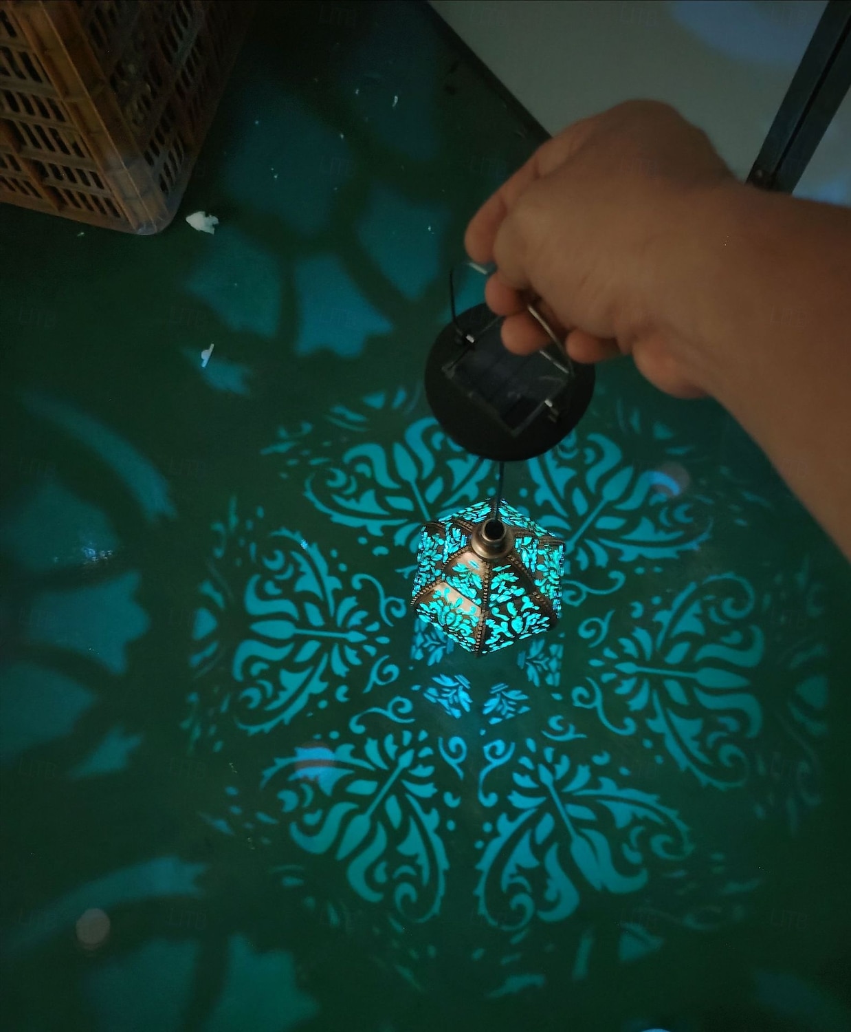 Lanterne suspendue d'extérieur à projection solaire baroque en métal creux, étanche, avec éclairage LED pour jardin, cour, allée, pelouse, terrasse, fête, vacances, ambiance chaleureuse, violet de 2026 ? $23.99 –P6