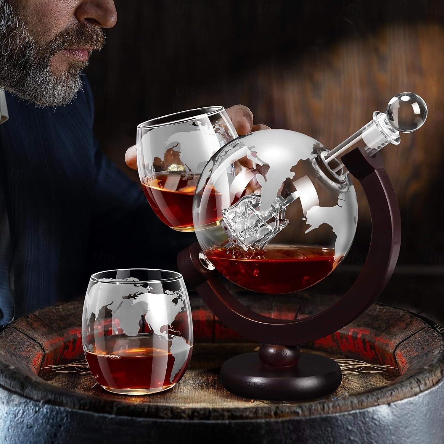 Set di decanter per whisky da uomo, set di decanter a globo per whisky con 2 bicchieri da whisky a globo incisi per liquori, bourbon, cocktail, vodka, scotch - set di decanter per liquori da 850 ml del 2026 a $42.99 –P6