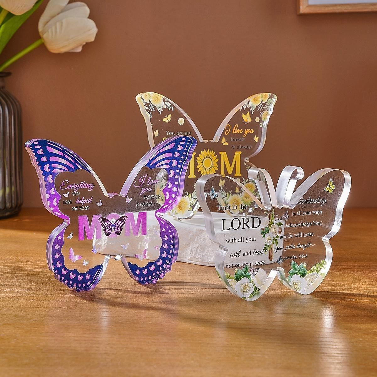 פריט קישוט בצורת לב ופרפר ליום האם אחד. קיימות מספר אפשרויות. מתאים למתנות יום האם ולקישוטי שולחן לחג המשפחה. 2026 - $9.99 –P7