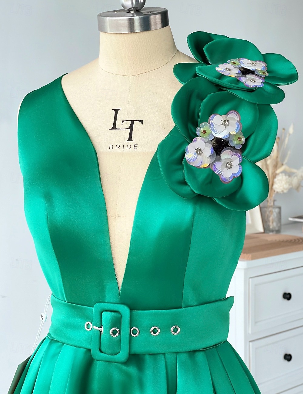 A-Linie Tee-Länge Cocktailkleider Partykleider Elegant Vintage Ärmellos V Ausschnitt Formell Hochzeitsgast Gürtel / Schärpe Satin mit Falten Schulterblume 2026 - $160.99 –P1